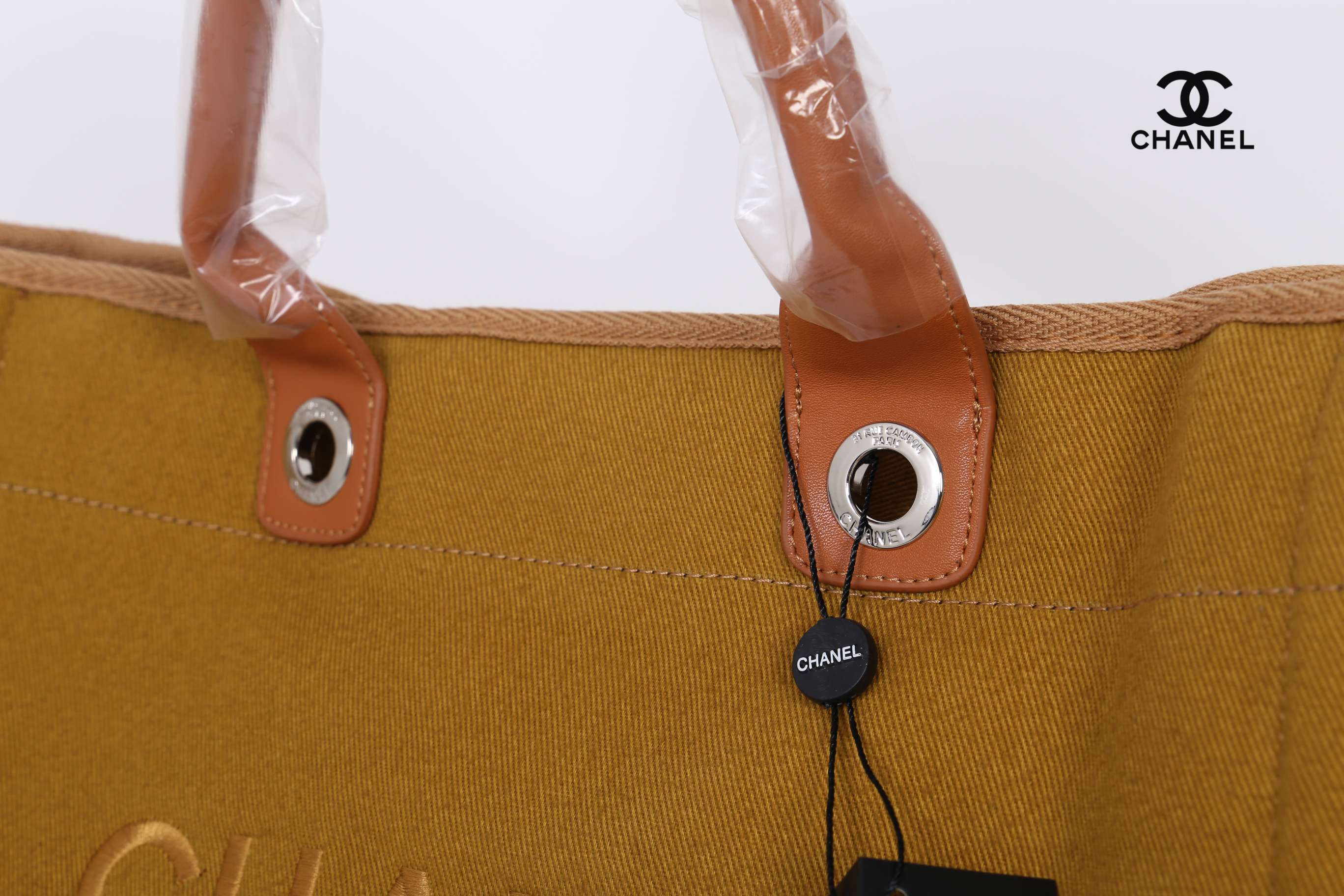 Chanel Tote canvas premium gift จากแบรนด์ Chanel กระเป๋าสะพาย Chanel Tote canvas โลโก้ปัก กระเป๋า ทรง Tote ผ้า canvas เนื้อหนาอย่างดี มีซับใน ด้านหน้าปักโลโก้แบรนด์หรู **จุดเด่นที่ หูจับมี 2 แบบคือ แบบสายหนัง และ โซ่ สามารถ สะพายไหล่ได้คะ ใบใหญุจุของคุ้ม