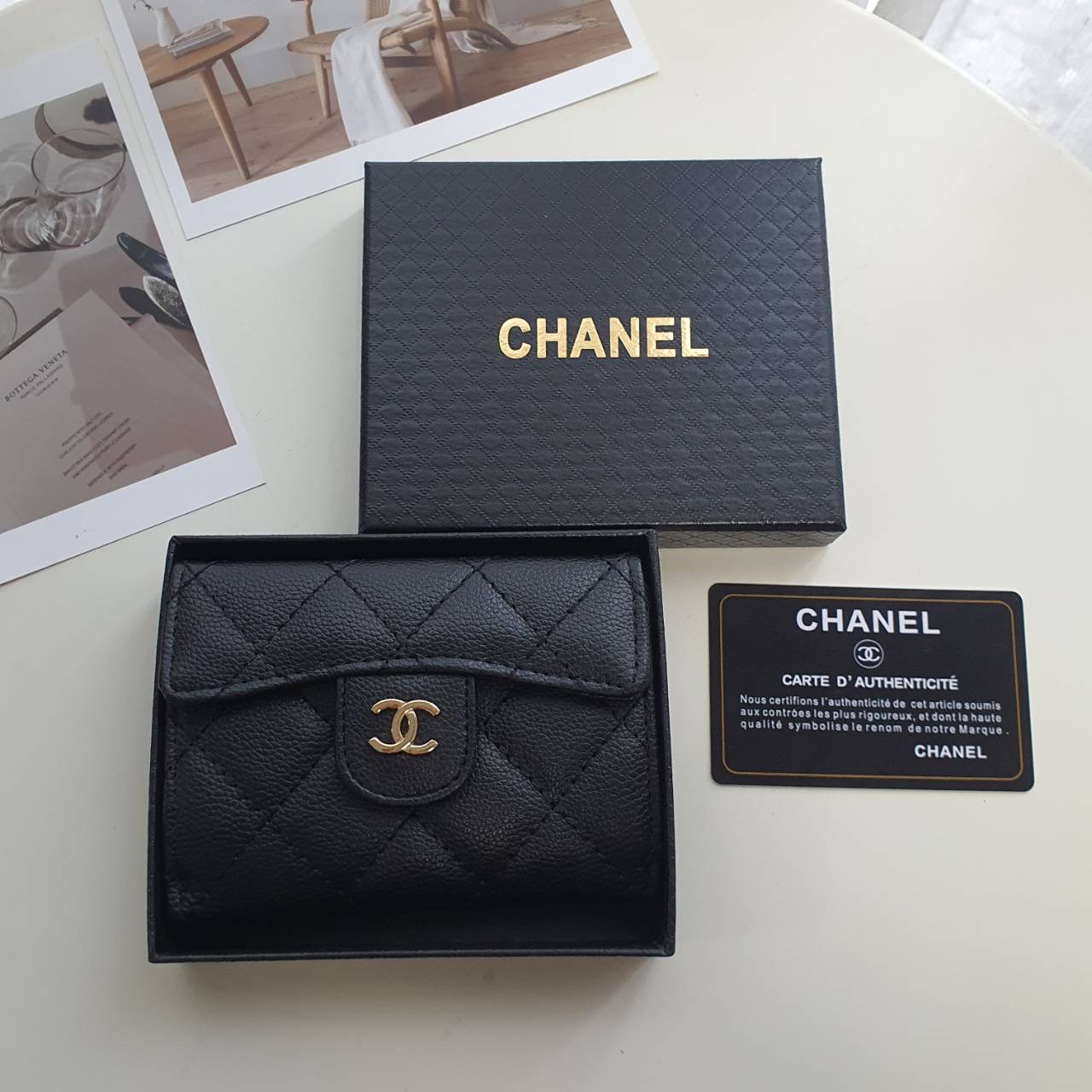 CHANEL SMALL WALLET พร้อมส่งรุ่นใหม่ ♡♡ กับ กระเป๋าสตางค์แบบพับใบสั้น งานพรีเมี่ยมกิ้ฟท์จากเค้าเตอร์ต่างประเทศ หนังสัมผัสลายด้าน จากแบรนด์ CHANEL (GWP) ด้านหน้ามีโลโก้แบรนด์ CC **อะไหล่สีทองหรู เปิดปิดด้วยกระดุมแม่เหล็ก ด้านในแบ่งช่องได้ถึง 