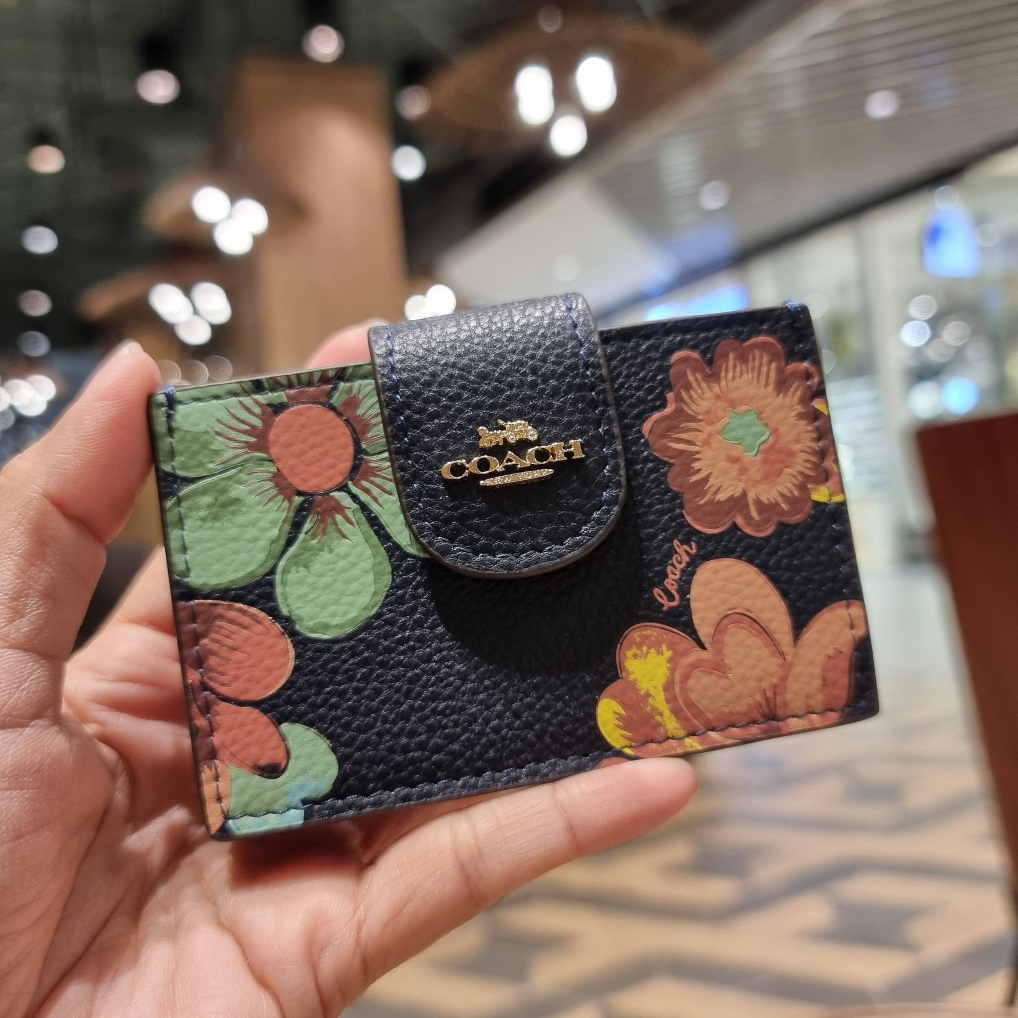 COACH C8325 ACCORDION CARD CASE WITH DREAMY LAND FLORAL PRINT ไอเท็มที่ทำใจฟูจัดเลยจ้า กับกระเป๋าถนอมบัตร ที่สาวๆตามหา ดีไซน์ลวดลายน่ารักมากๆ ขนาดกะทัดรัด พกพาสะดวก วัสดุหนัง pepble ภายในเป็นช่องใส่บัตรได้หลายใบ เหมาะมากสำหรับใครที่มองหากระเป๋าแบ่งสัดส่วน