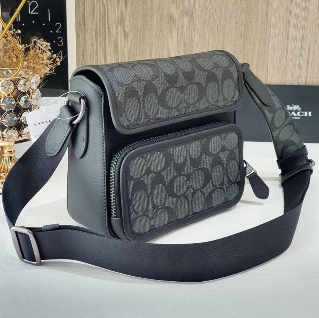 COACH SULLIVAN FLAP CROSSBODY IN SIGNATURE ((C9870)) ความเท๋ ความหล่อ ยกให้รุ่นนี้เลยค่าา พร้อมส่งก่อนใคร! ทรง สวยเก๋ กระเป๋าสะพายแบบครอสบอดี้ร์ของคุณผู้ชายเค้าเลยค่ะ หนังแท้2แบบสวยงาม น่าใช้มากๆ