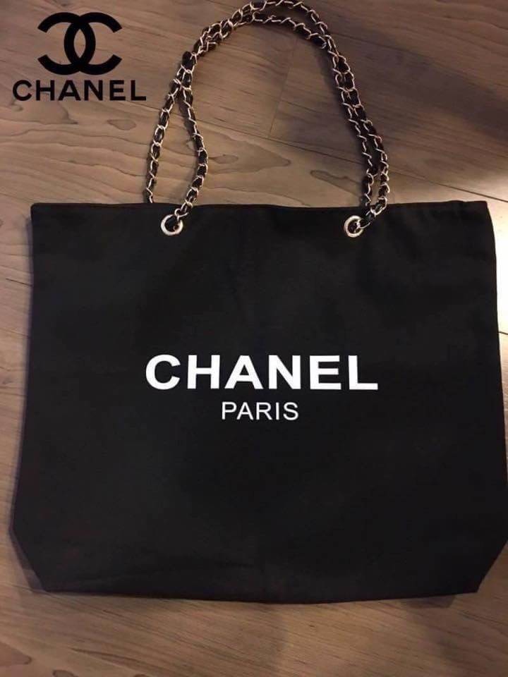 Chanel Shopper's Tote (โซ่สีทอง) สินค้าใหม่จากเค้าเตอร์เครื่องสำอางค์/น้ำหอม กระเป๋าแบรนด์ Chanel VIP Gift Bag ทำจากผ้าแคนวาสหนา บุด้วยผ้าซับอีกชั้น ด้านหน้ามีโลโก้แบรนด์ ตรงอะไหล่ปั้มแบรนด์ทุกจุด ตัวสายทำจากโซ่ เรียบ หรู ดูดี สะพายไปทำงาน ไปเที่ยวก็