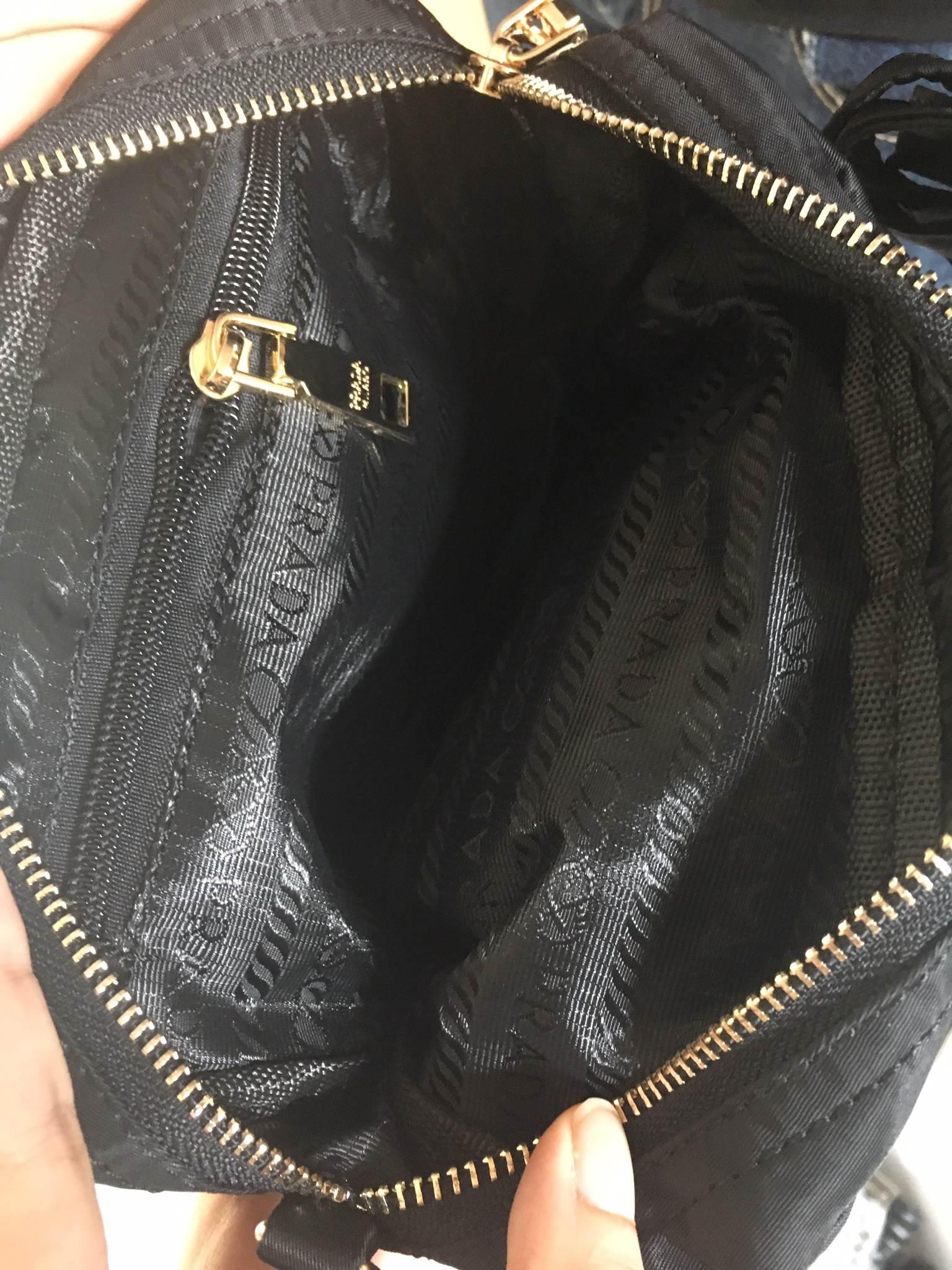 งานพรีเมี่ยมกิ้ฟ จากเคาเตอร์ต่างประเทศคะ 🐼รุ่น Limited edition ค่า ได้ กระเป๋าอเนกประสงค์ จากแบรนด์ PRADA มาค่า เป็น กระเป๋าผ้าไนล่อน ตามแบบฉบับของแบรนด์เลย ใบนี้มีสายยาวให้คะ เลิศมาก สะพายเป็น shoulder bag ได้เลย ขนาดกำลังดีคะ ใส่มือถือได้ทุกรุ่น