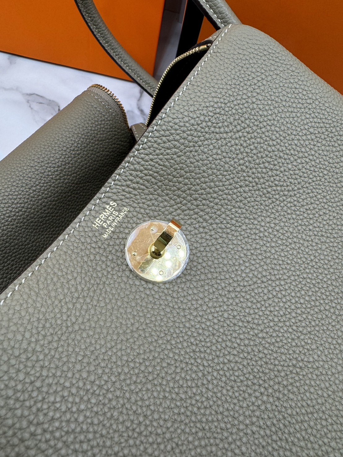 พร้อมส่ง 15 สี HERMES Lindy 26 bag กระเป๋าทรงโท้ทหนังสวยอย่างดี เอกลักษณ์ของความเรียบหรูไฮคลาสอย่างสมบูรณ์แบบ เกรดออริ สลับแท้ งานสวยตามรูป ใช้งานต่างประเทศได้