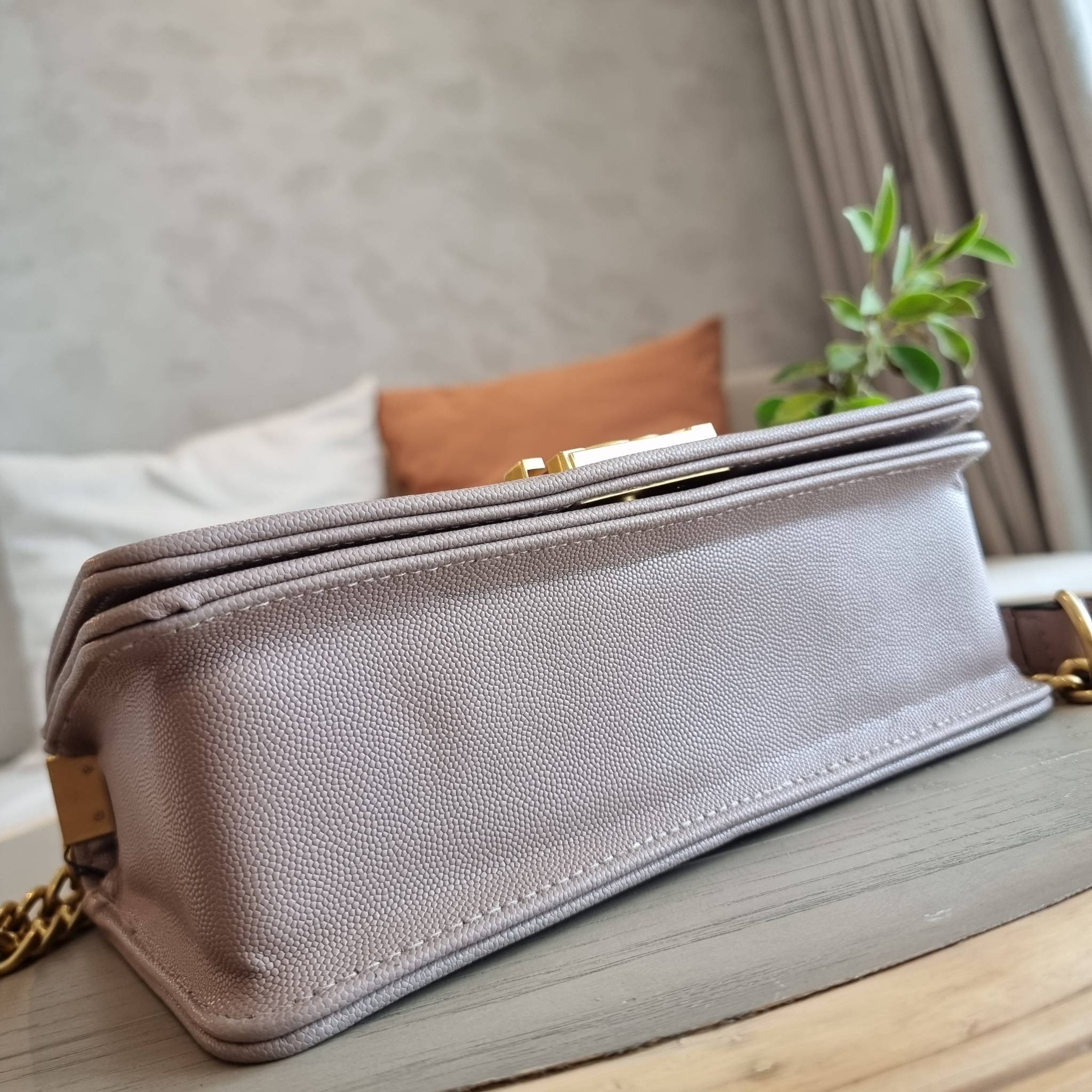 Chanel Boy 10" พร้อมส่งที่ไทย รุ่นสุดฮอต อะไหล่สีทองสุดหรู วัสดุหนังลายคาร์เวีย ทรงคลาสสิคที่สาวๆห้ามพลาด!! ในราคาสุดคุ้ม เปิด-ปิดกระเป๋าด้วยตัวล็อค ภายในโล่งกว้าง ไซส์ใหญ่ใส่ของได้เยอะ มีช่องแยกในกระเป๋า มาพร้อมสายสะพายโซ่สลับหนังรองบ่า (ถอดได้-ปรับ