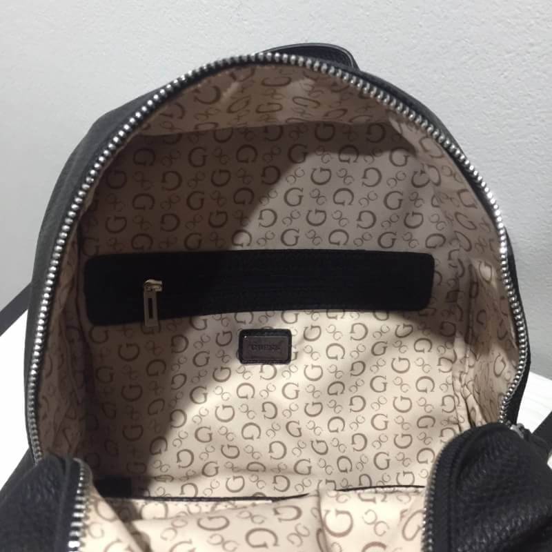 GUESS BACKPACK กระเป๋าเป้สพายจากแบรนด์ดัง ดีไซร์เรียบหรู ด้านหน้าโชว์โลโก้แบรนด์ มีช่องใส่ของด้านหน้า ภายในมีช่องใส่ของย่อยอีก 3ช่อง และช่องซิป 1 ช่อง สายสพายปรับระดับได้ เป็นรุ่นแนะนำสำหรับสาวๆที่ชื่นชอบการสพายเป้ สพายเบาสบายไม่ปวดไหล่ เหมาะกับทุกวัยคะ