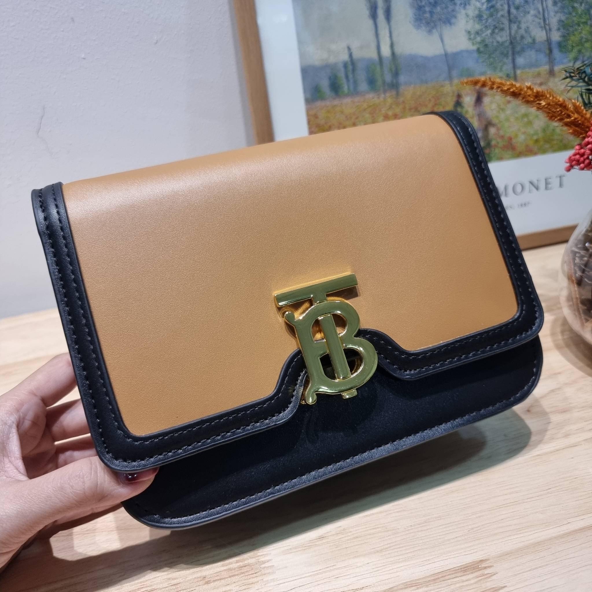 BURBERRY FRAGRANCES CROSSBODY BAG / BURBERRY SMALL CHECK CANVAS AND LEATHER TB BAG เบสท์ไอเท็ม!! คอลเลคชั่นที่ปังตลอดปี รอบนี้ออกแบบสไตล์ผู้ดีอังกฤษ เป็นเอกลักษณ์ london check โดดเด่น