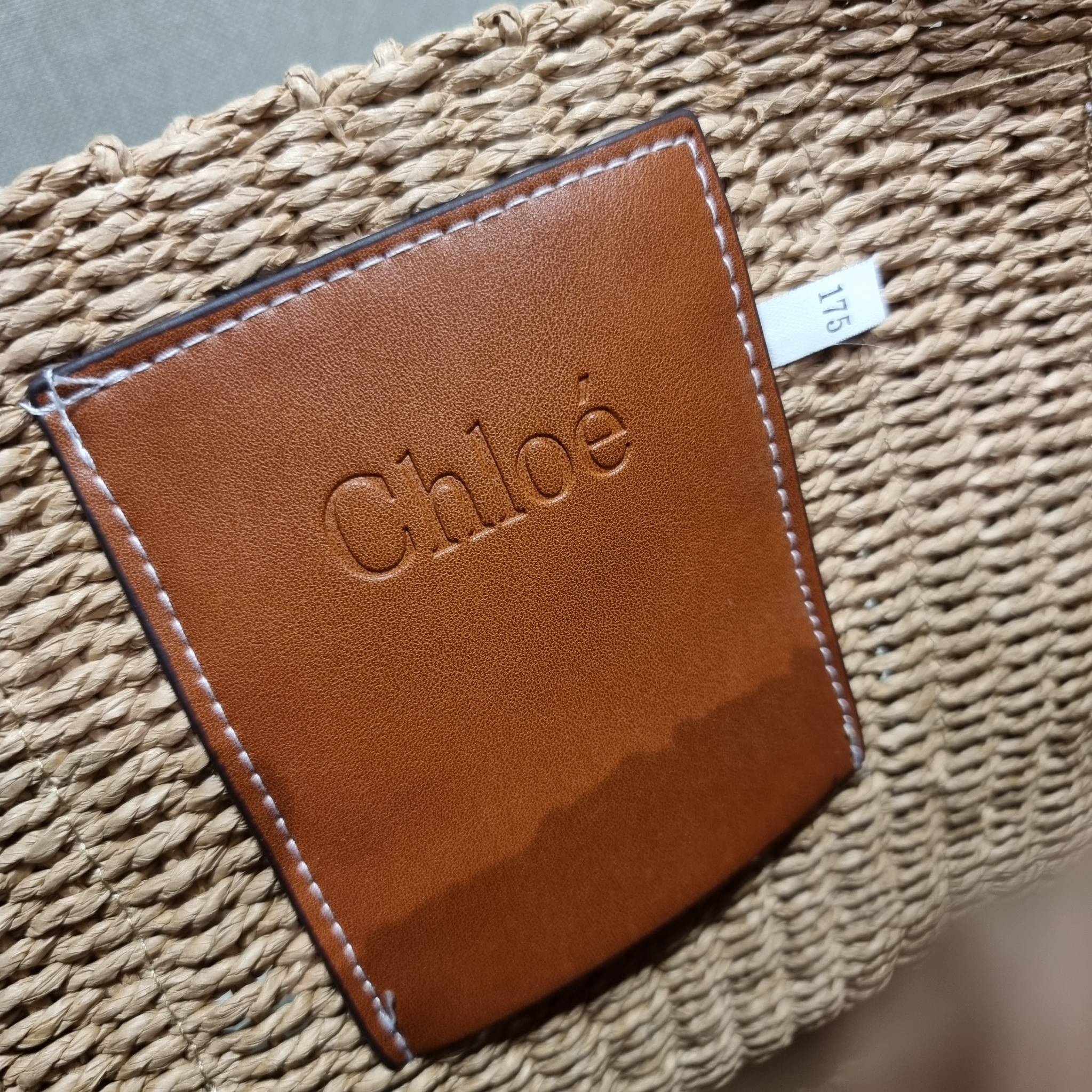 CHLOE LARGE WOODY BASKET กระเป๋าสะพายสานทรงตะกร้า ยอดฮิตติดลมของแบรนด์ ด้วยวัสดุสังเคราห์จากธรรมชาติ สานทอเต็มใบออกมาเป็นลวดลายสวยงาม ตัดด้วยริบบิ้นคาดโดดเด่น ภายในโล่งกว้างมาก จุของได้เต็มที่ เป็นดีไซน์ผู้ดีย้อนยุคที่ดูแพงจริงๆ ใบนี้สามารถสะพายไปเที่ยว ไ
