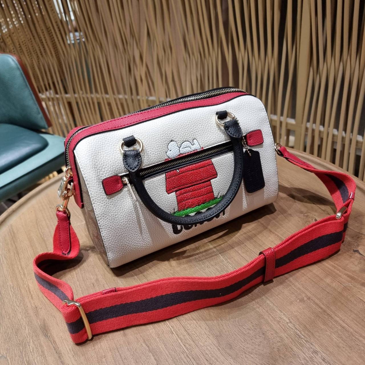 LIMITED EDITION💥 🌈สวย+คุณภาพ สินค้าต้องมีค่า Coach X Peanuts Rowan Satchel With Snoopy ((C6164)) พร้อมส่งที่ไทย ใหม่ล่าสุด ห้ามพลาดค่าา! สวยกันให้สุด กับกระเป๋าทรงหมอน ขนาดกลางกำลังดี หนังแท้นิ่ม ลายหนังสวยงามมากๆค่ะ 🔺ด้านหน้ามีโลโ