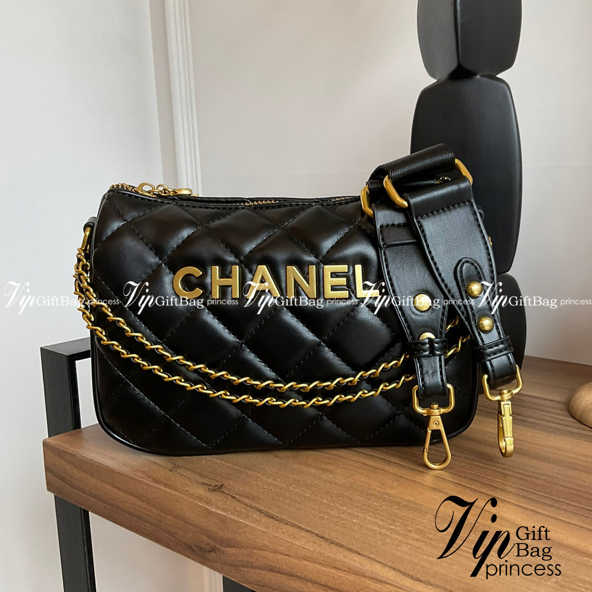 Chanel Crossbody bag black / CHANEL VIP GIFT CROSSBODY BAG กระเป๋าทรงสะพายข้าง ที่กำลังมาแรงมาในตอนนี้ ตัวกระเป๋าเป็นหนังพียูพรีเมี่ยม อะไหล่ทองวินเทจทั้งใบ ด้านหน้าประดับโลโก้แบรนด์ เปิดปิดด้วยซิปยาว ด้านในใส่กระเป๋าสตางค์ได้ถึงใบกลาง สามารถเป็นได้ทั้งกร