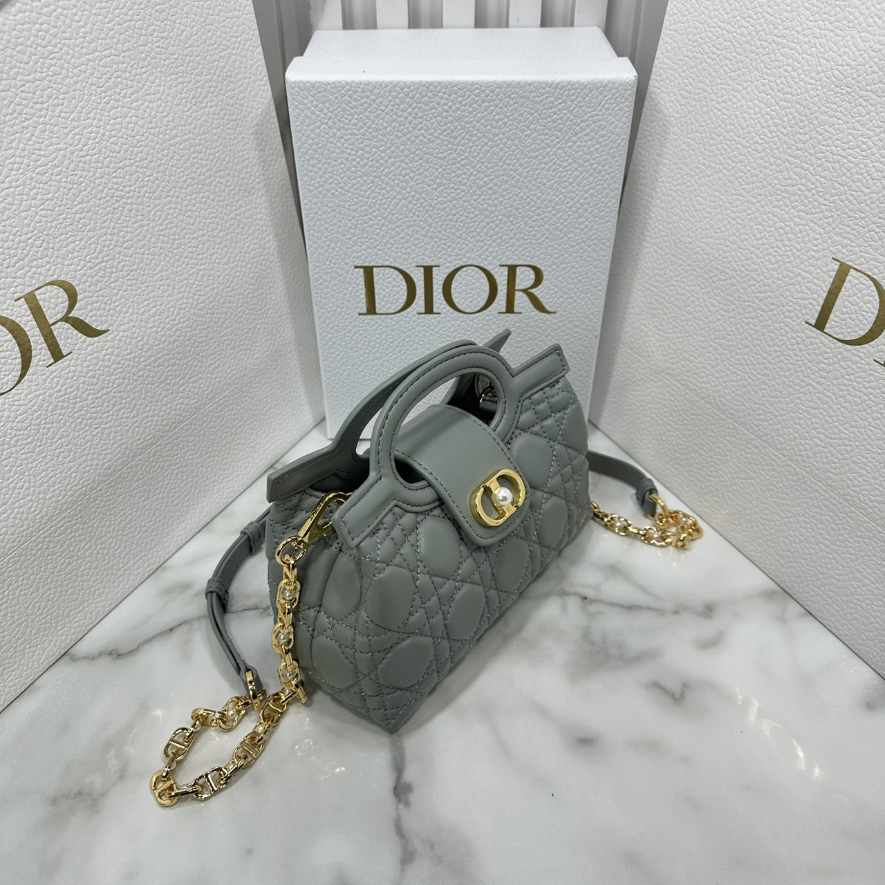 ORI หนังแท้ | Dior Jolie Top Handle Mini Bag กระเป๋าสะพายโจลี่ไซส์มินิหูจับในตัว ดีไซน์หรูหรา โดดเด่นด้วยฝาพับโลหะสีทอง ประดับมุกเรซินสีขาว มาพร้อมสายโซ่มีหนังรองบ่า สะพายไหล่หรือสะพายข้างได้ ทั้งกลางวันและกลางคืน