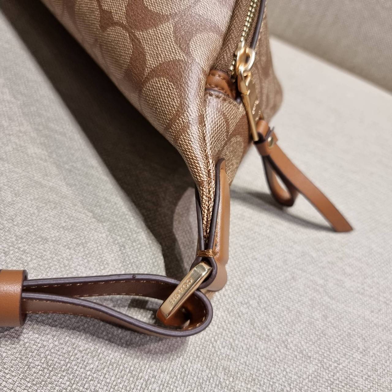 COACH F48740 BELT BAG IN SIGNATURE CANVAS กระเป๋าคาดอกทรง Unisex ที่ขายดีถล่มทลาย!! ขายได้ตลอดปี!! สวยเท่ทุกสี วัสดุหนังแคนวาสเคลือบคุณภาพดี ทนทาน ใช้งานง่าย ภายในเป็นช่องโล่ง เหมาะสำหรับคนที่ชอบพกอะไรง่ายๆ รับรองตอบโจทย์น้า