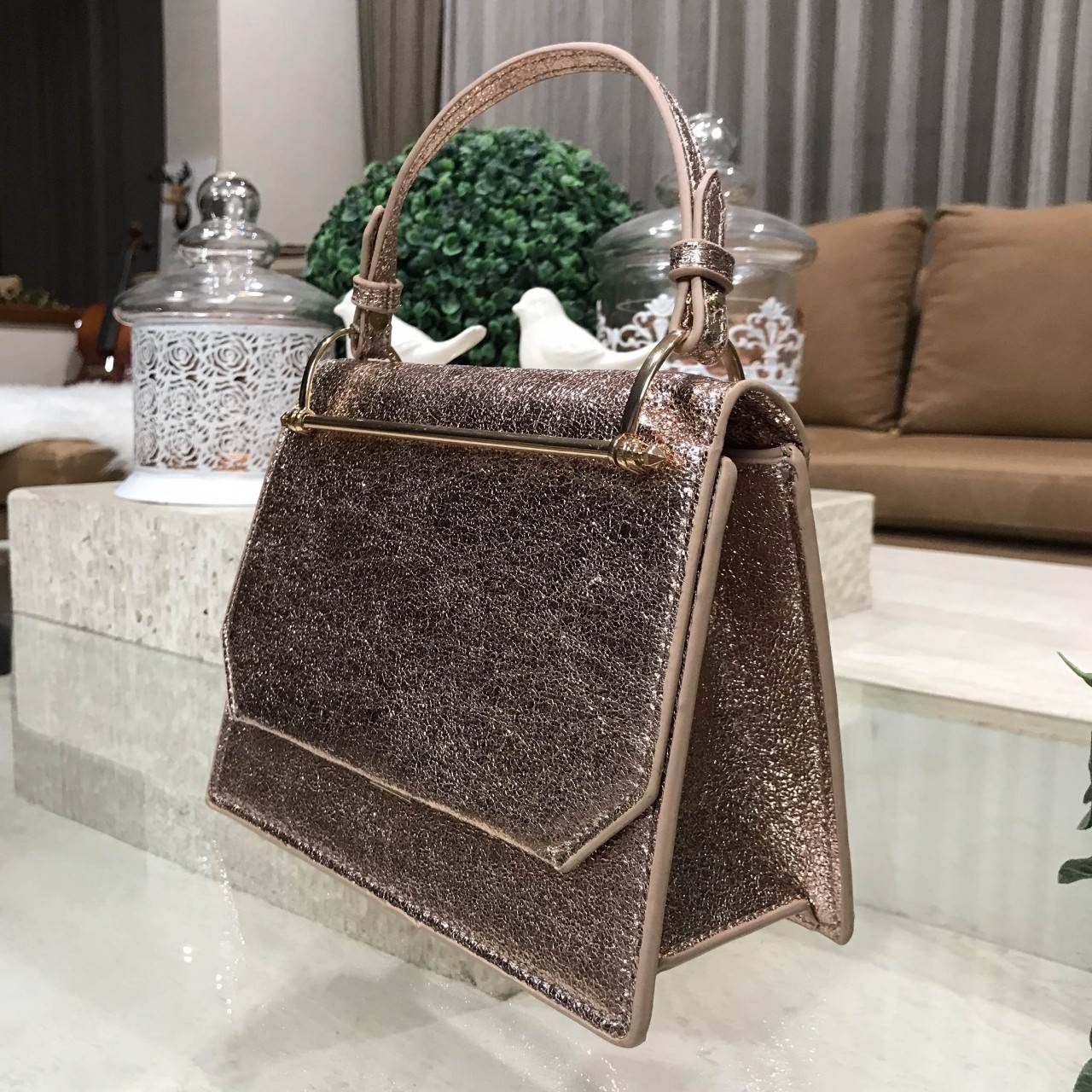 CHARLES & KEITH STRUCTURED HANDBAG กระเป๋าถือหรือสะพายรุ่นใหม่ล่าสุดหนังอยู่ทรงสวย เปิดปิดด้วยตัวล๊อคอะไหล่ปั้มโลโก้ หูจับถนัดมือพร้อมสายสะพายยาวถอดปรับระดับได้ น้ำหนักเบา ภายในมีโลโก้พร้อมช่องซิป ใส่กระเป๋าสตางค์ใบยาวได้ จะถือหรือสะพายก็ดูดี สาวๆที่กำลัง