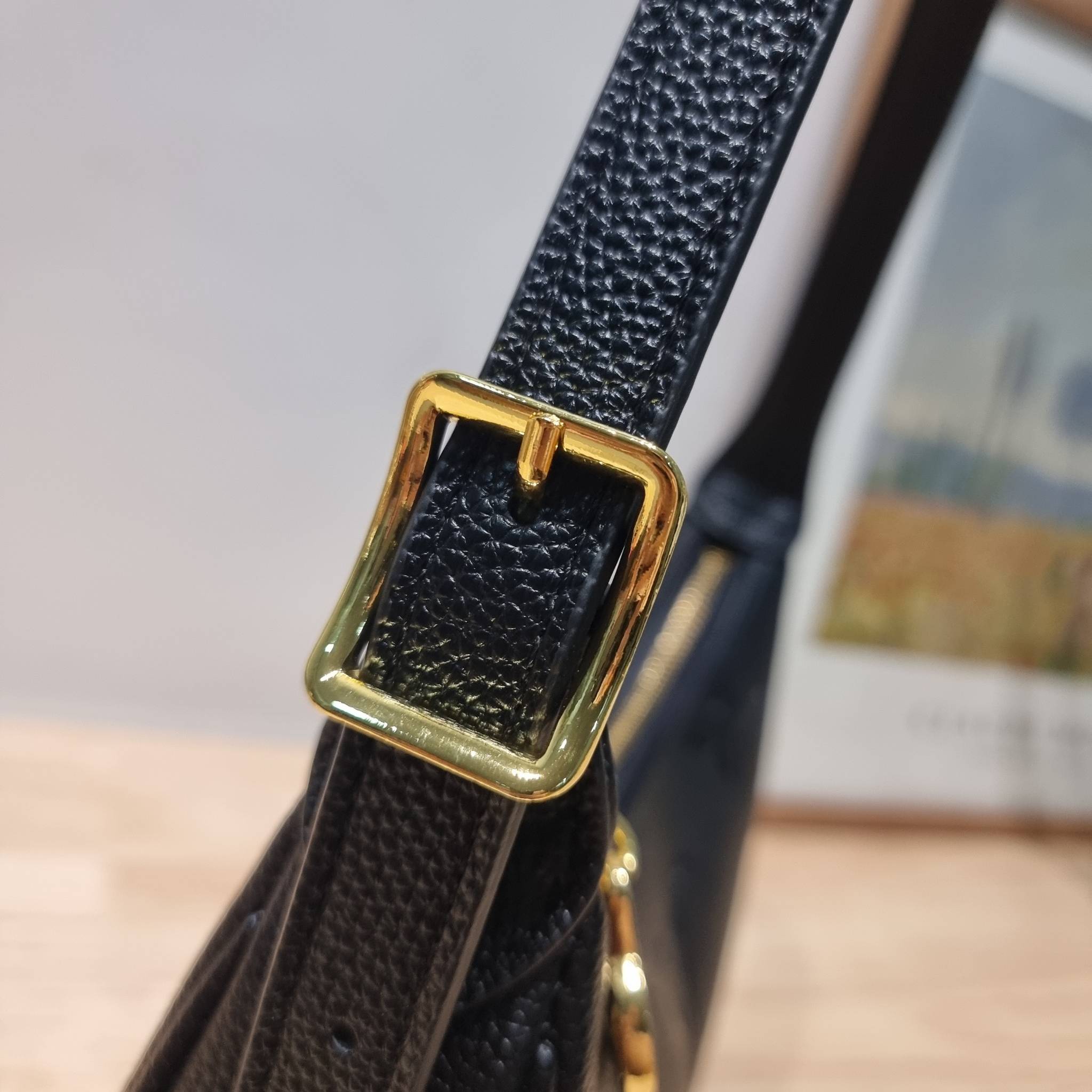 LV Mini Moon Monogram Empreinte Leather ใหม่ล่าสุด สวยสับ สวยตัวแม่ ไอเท็มเก๋ๆ ใบเดียวก็เลิศ กับกระเป๋าสะพายทรงพอช ขนาดกำลังน่ารัก พกพาง่าย รูดใช้งานสะดวกด้วยซิป ภายในเป็นช่องโล่ง มีช่องซิป ส่วนสายสะพายปรับสั้นยาวได้ตามเหมาะสม ดูดี ดูแพงทุกสี