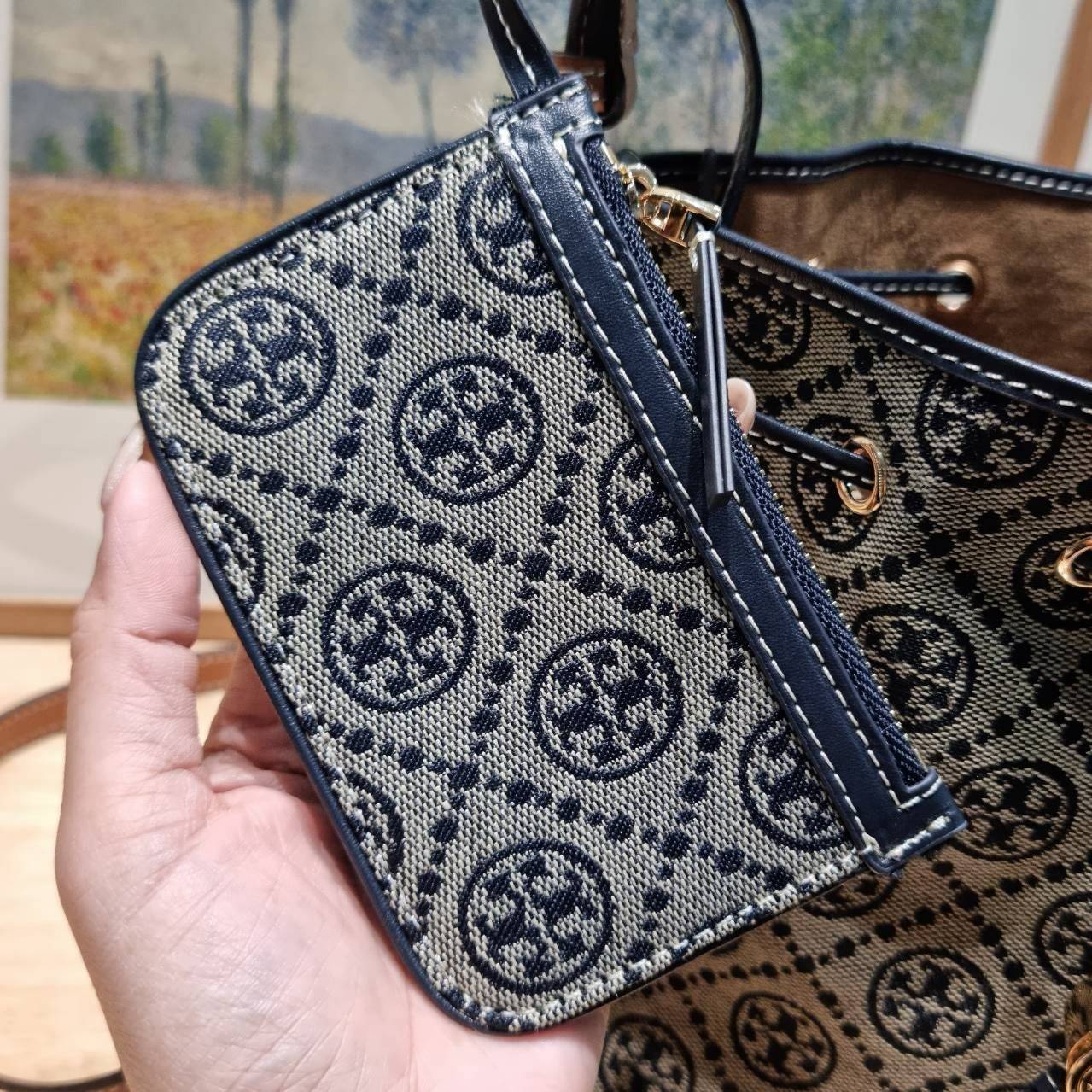 TOP ORI หนังแท้ | เกรดดีสุด TORY BURCH T MONOGRAM BUCKET BAG (ดีไซน์ใหม่) ใหม่ล่าสุดได้สวยก่อนใคร กับกระเป๋าบัคเก็ตยอดฮิต ที่มาในดีไซน์ใหม่ สายคล้องในตัวสามารถปรับได้ รูปทรงและลวดลายสวยชัดคลาสสิค
