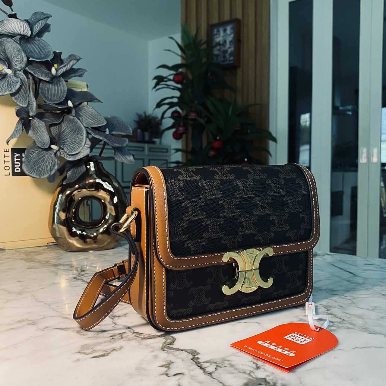 CELINE Teen Triomphe Bag 20cm กระเป๋าสะพายรุ่นยอดนิยม งานสวยอยู่ทรง ไม่มีไม่ได้เลยกับไอเท็มสุดคลาสสิค เนเชอรัลโทน ดูดี ดูแพง -- รับตัวแทนกระเป๋า