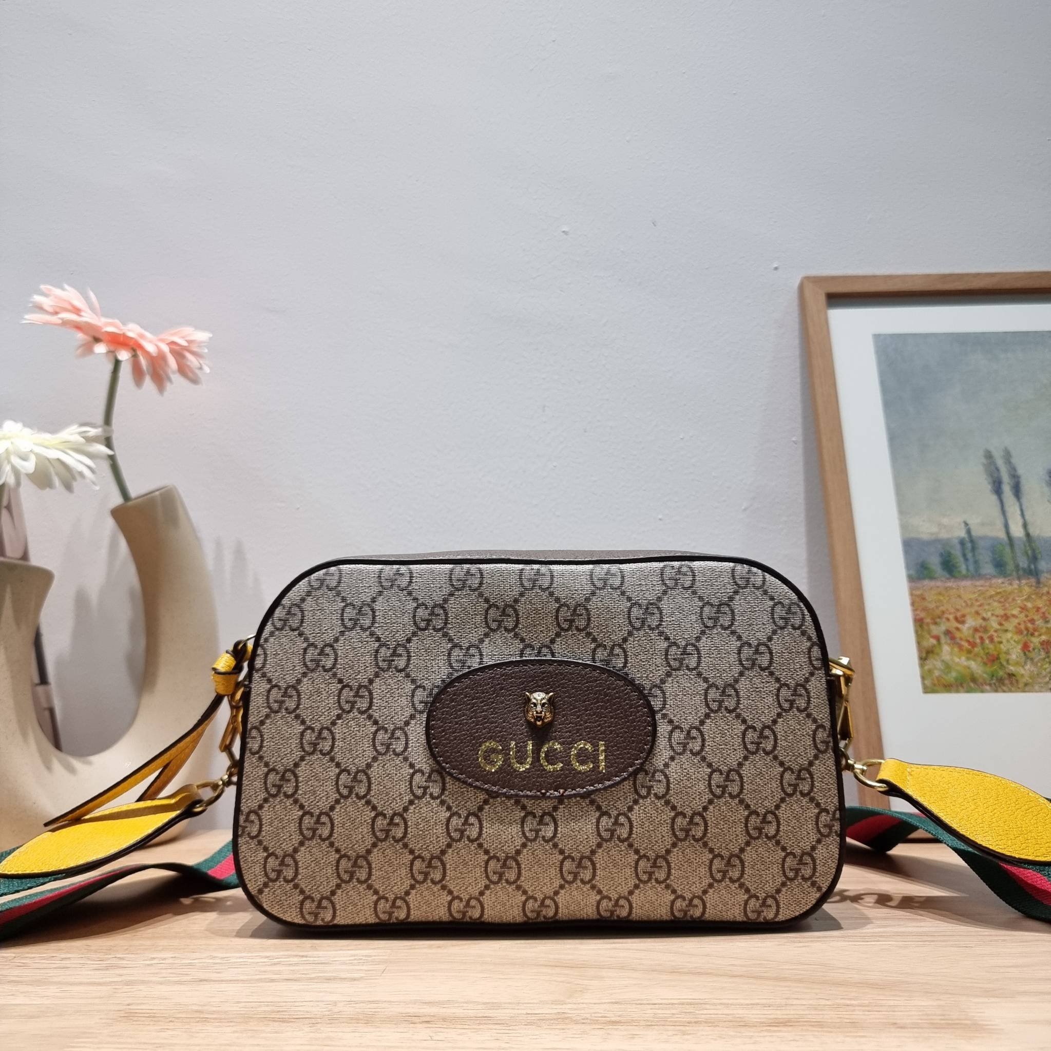 Set 3 ชิ้น Gucci Neo Vintage GG Supreme Messenger Bag box set ชวนสะสม ใครมองหาของขวัญอยู่ เซ็ทนี้จัดว่าเลิศมาก! กับการจับเอารุ่นยอดฮิต มามิกซ์รวมกับไอเท็มสุดคุ้มของมันต้องมี!! จัดเรียงให้อยู่ในกล่อง box set ลิมิเต็ด ที่มีทั้งแว่นตา gentle monster แบรนด์สุ