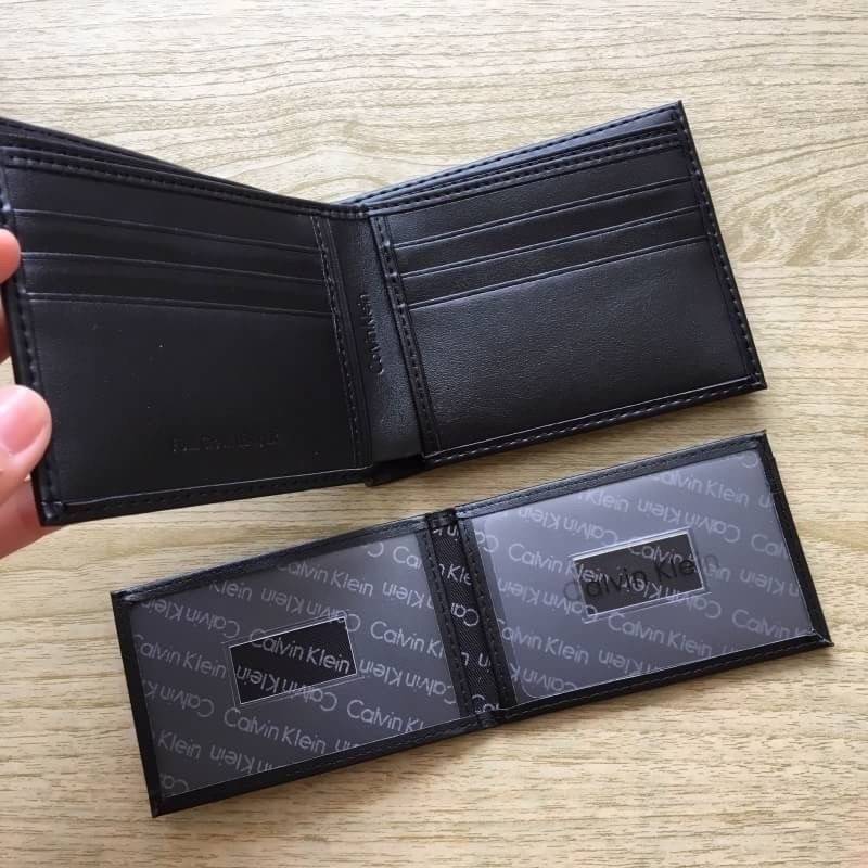 Calvin Klein leather credit card fold with metal clip key fob set กระเป๋าสตางค์ใบสั้น และ ที่ใส่บัตรย่อย และพวงกุญแจ set สุดคุ้มมอบให้เป็นของขวัญหรือใช้เองก็แนะนำค่ะ set นี้มาเท่าไรก็หมดคะ รีบจับจองนะคะ มาพร้อมถุงกระดาษแบรนด์ด้วยนะคะ