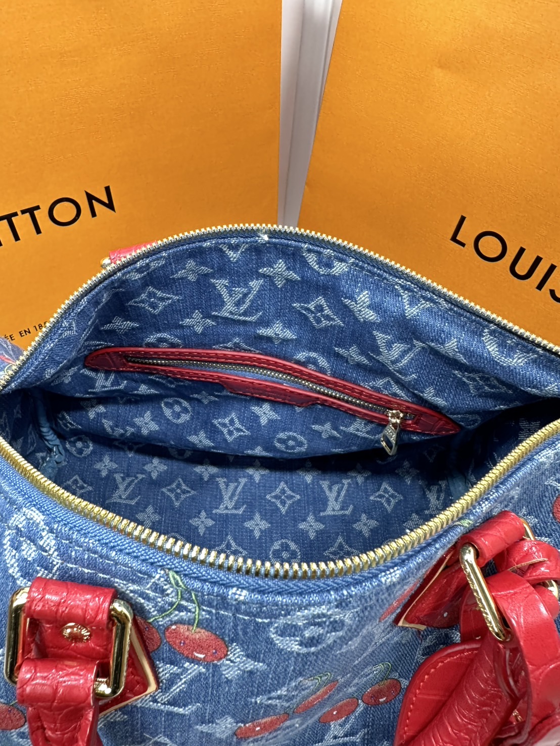 ORI หนังแท้ | LV x TM Bolsa Speedy Soft 30 Monogram cherry ช่วงนี้หน้าเชอรรี่ 🍒 กำลังออก 3 สีสุดฮอตเลือกช็อปได้เลยค่า กระเป๋าสะพายทรงหมอนใบใหญ่ ดีไซน์ใหม่มีชีวิตชีวา แสนสดใสด้วยโมโนแกรมแต่งดีเทลลายเชอร์รี่โดดเด่นสะท้อนความงามเปี่ยมสีสันอันเป็นเอกล