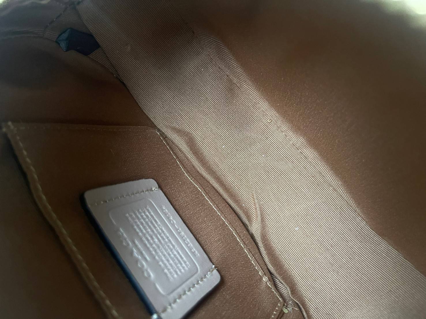 COACH CAMERA BAG IN COLORBLOCK WITH HORSE AND CARRIAGE (COACH C4164) กระเป๋าที่ดีไซน์ออกมาในทรงสะพายไหล่และทรง Camera คาดว่าเป็นรุ่นที่สาว ๆ เห็นแล้วจะต้องสะดุดตาเป็นพิเศษกับดีไซน์อันโดดเด่นที่ดูมีสไตล์ ไม่ว่าจะเป็นในวันสบาย ๆ หรือวันพิเศษก็สามารถนำไปมิกซ