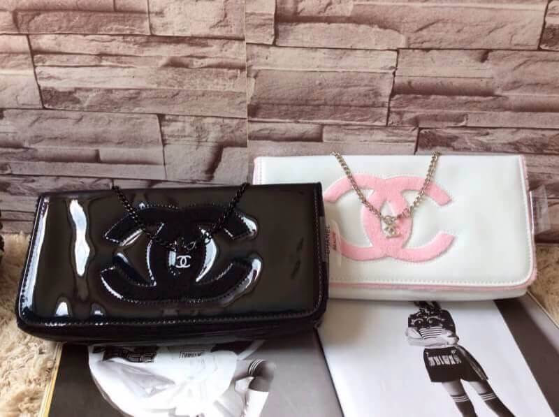 Chanel clutch & shoulder bag งานพรีเมี่ยมกิ้ฟจากเคาเตอร์ต่างประเทศ จากแบรนด์ Chanel ของแท้ไม่ใช่เกรดก้อป เป็นกระเป๋าหนังแก้วเงา ตามแบบฉบับของแบรนด์ ตัวกระเป๋าขนาดกำลังดี ใส่มือถือได้ทุกรุ่น สามารถเก็บสายถือเป็นคลัชออกงานได้ หรือสะพายไหล่ได้