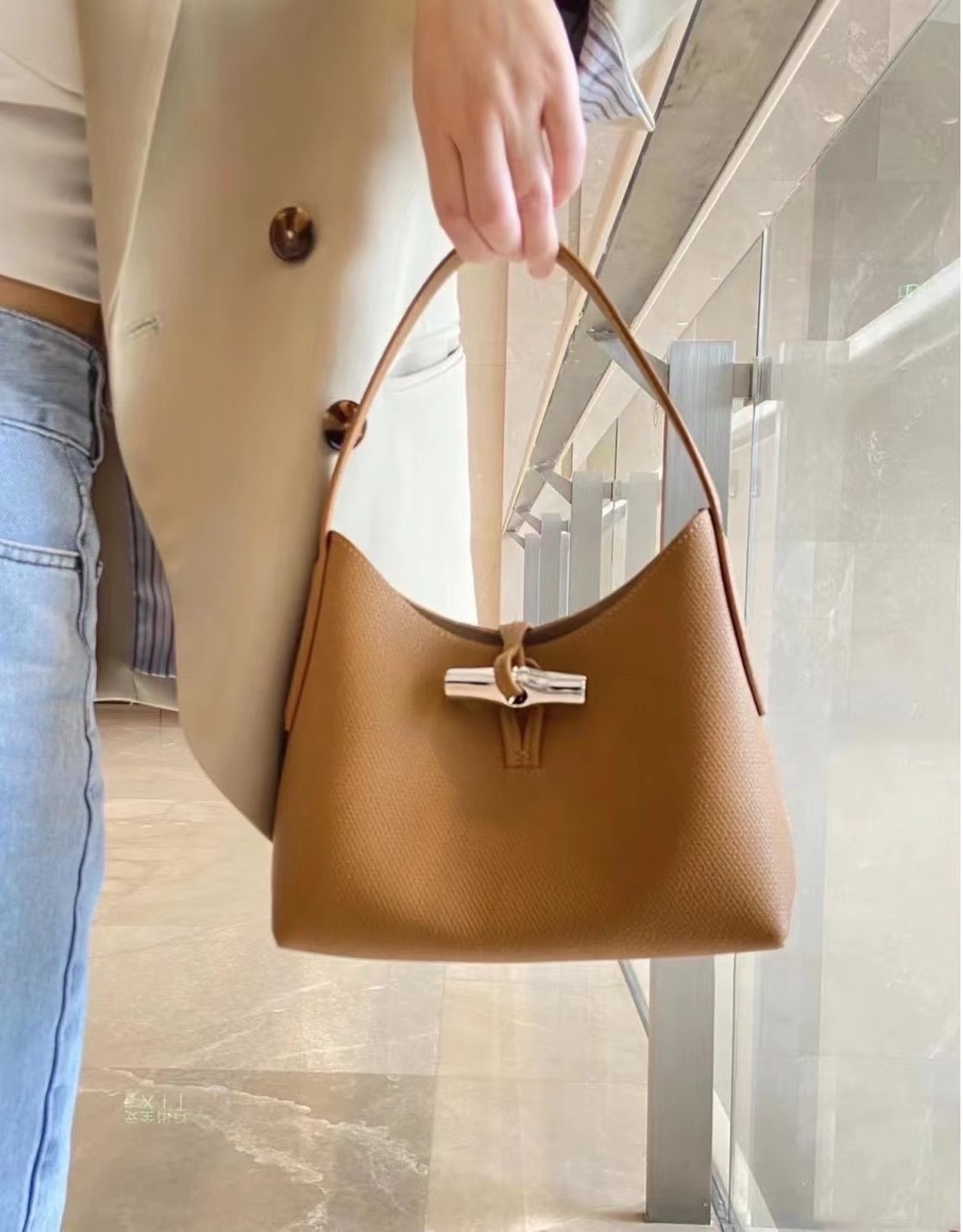 LONGCHAMP ROSEAU Hobo bag กระเป๋าสะพายไหล่ขนาดเล็ก วัสดุหนังวัว อะไหล่เงิน เป็นการผสมผสานสไตล์ที่เรียบง่าย Roseau อันเป็นสัญลักษณ์ใหม่ทั้งหมด เรียบง่าย สะดวกใช้ ประดับด้วยเข็มกลัดไม้ไผ่อันเป็นสัญลักษณ์ของแบรนด์ เรียบหรู แต่ดูดี ในแบบฉบับของ Longchamp ห้าม