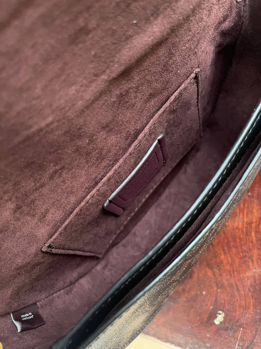 พร้อมส่งที่ไทยครบทั้ง6สีค่ะ 😘 Coach Ellen Crossbody In Signature ((C1432)) กระเป๋าทรงฮาฟมูนรูปทรงคลาสสิก ออกแบบให้มีลักษณะโค้งมน ไม่ดูเป็นทรงแข็งจนเกินไป ดีไซน์และสีของกระเป๋ายังเรียบง่าย เข้าได้กับทุกชุด สะพายครอสบอดี้ร์//สะพายข้าง หรือถือแบบคลัท