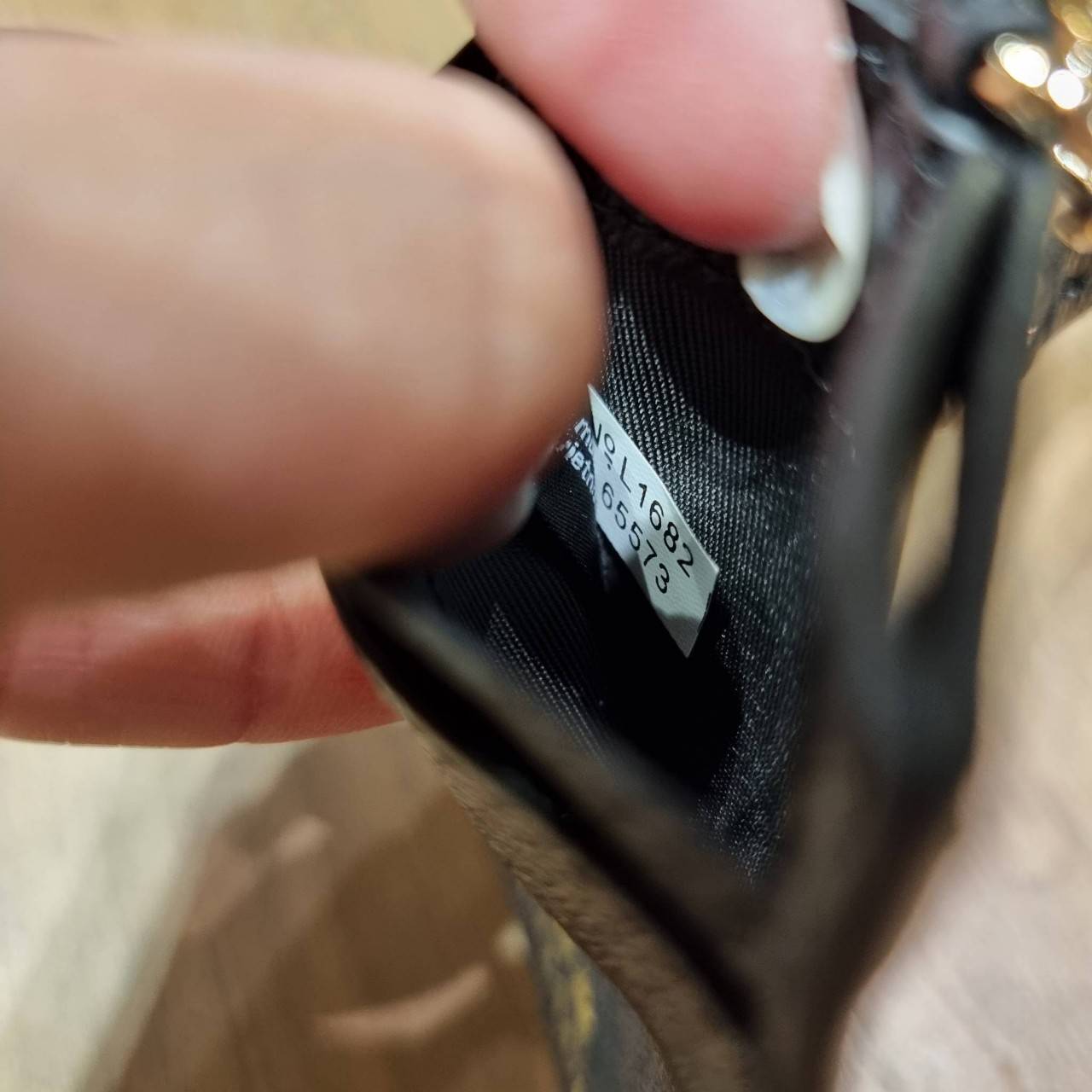 COACH ID LANYARD IN COLORBLOCK SIGNATURE CANVAS ง่ายๆแบบไม่ธรรมดา!! คลาสสิคแต่มีดีเทลโดดเด่น!! กระเป๋าถนอมบัตร พร้อมสายคล้องคอ ดีไซน์ลวดลายสวย ดูดีทุกแบบ ใช้งานง่าย พกพาสะดวก จะใส่บัตรพนักงาน บัตรเครดิต บัตรปชช. ใบขับขี่ และบัตรอื่นๆที่อยากจะใส่!! ตามใจไป