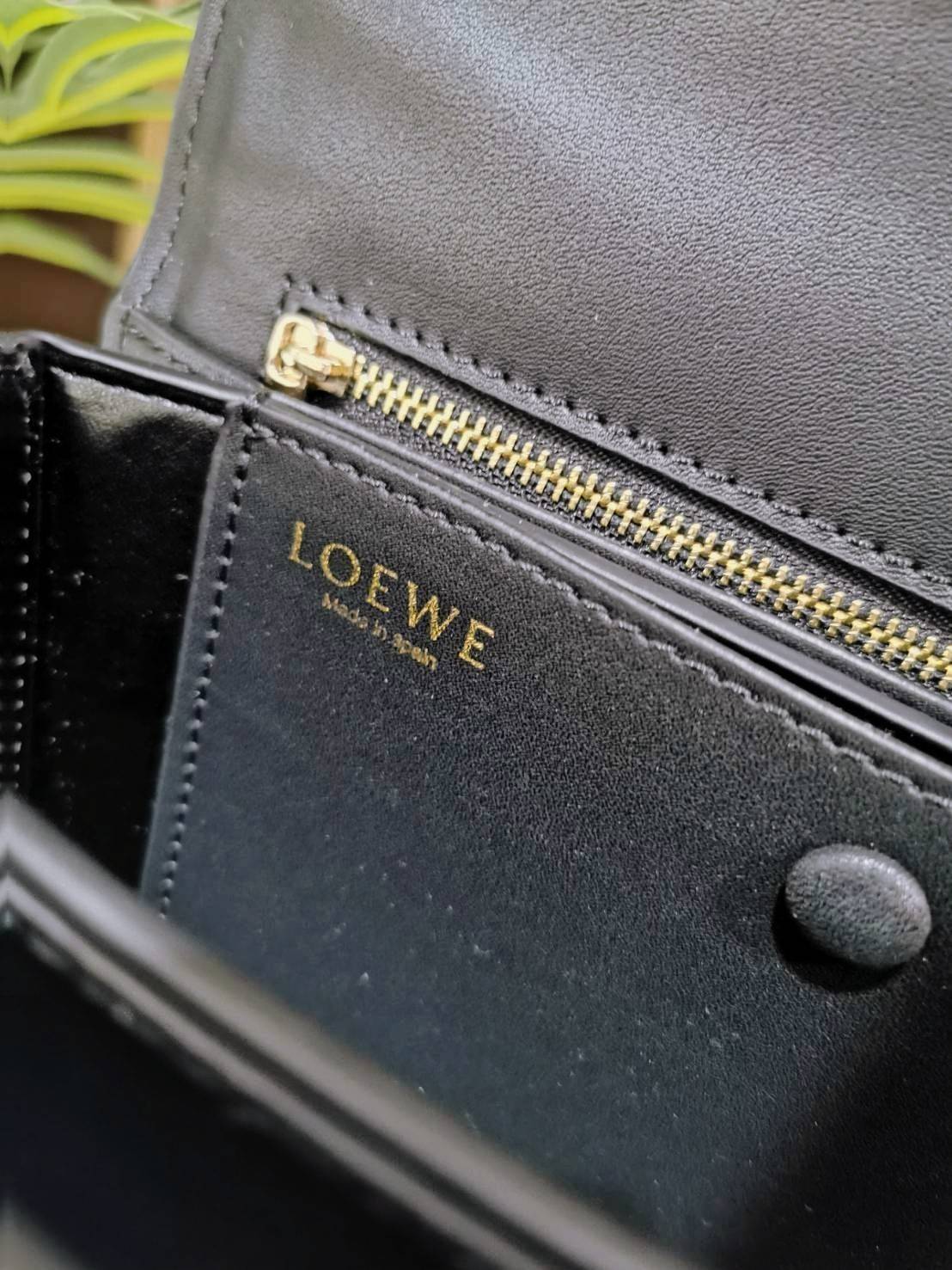 LOEWE CROSSBODYBAG VIP GIFT WITH PURCHASE (GWP) กระเป๋าสะพายพรีเมี่ยมกิ๊ฟ Limited Edition จากน้ำหอม LOEWE DUTY FREE วัสดุหนังแท้ Calf Leather หนังเรียบสวยอยู่ทรงดีไซน์สุดคลาสสิค เปิดปิดด้วยฝาปิดโลโก้แบรนด์อะไหล่ทองหรู ภายในมีช่องแบ่งหลายช่องแยกเป็นสัดส่วน