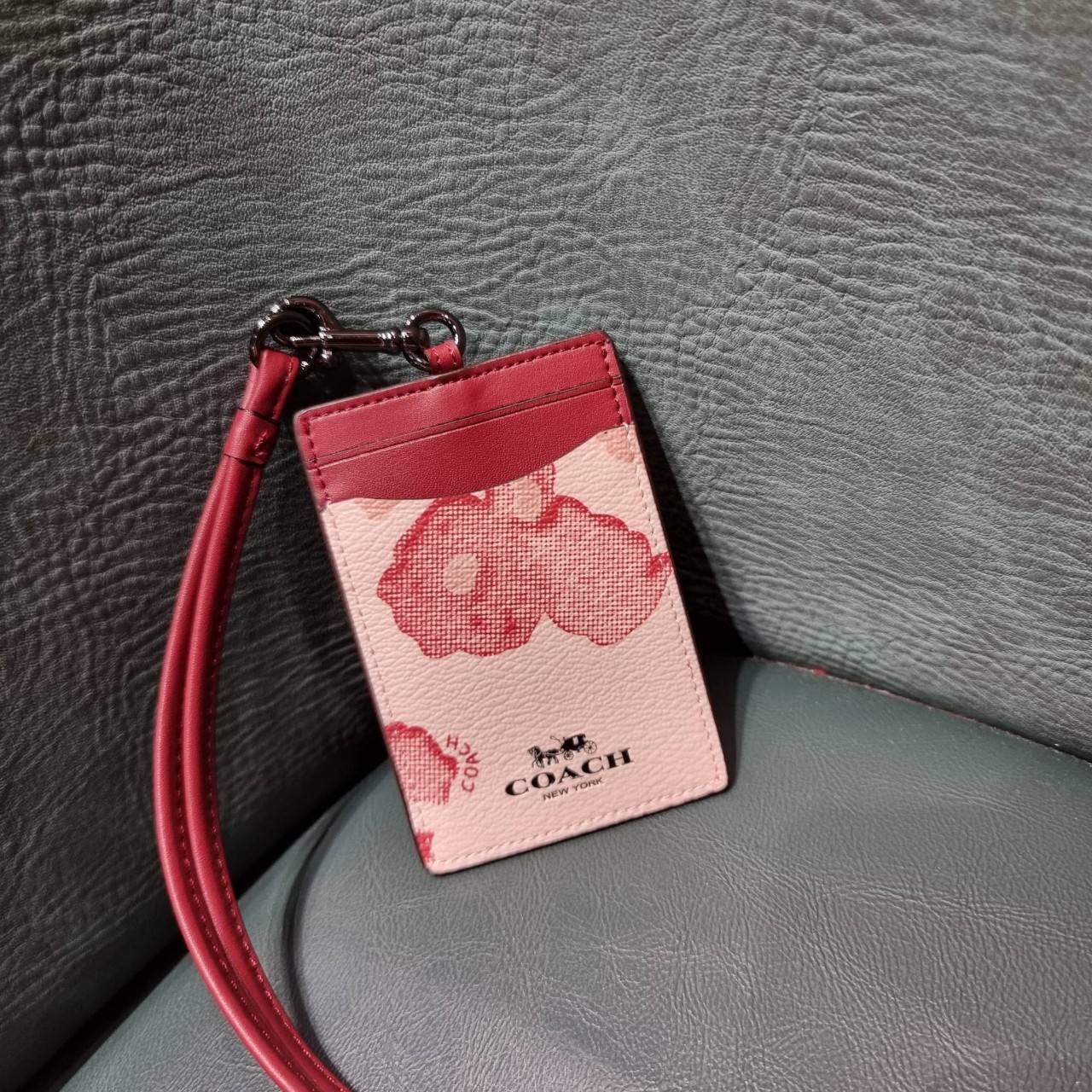 COACH C3305 ID LANYARD IN COLORBLOCK SIGNATURE CANVAS ง่ายๆแบบไม่ธรรมดา!! คลาสสิคแต่มีดีเทลโดดเด่น!! กระเป๋าถนอมบัตร พร้อมสายคล้องคอ ดีไซน์ลวดลายสวย ดูดีทุกแบบ ใช้งานง่าย พกพาสะดวก จะใส่บัตรพนักงาน บัตรเครดิต บัตรปชช. ใบขับขี่ และบัตรอื่นๆที่อยากจะใส่!! ต