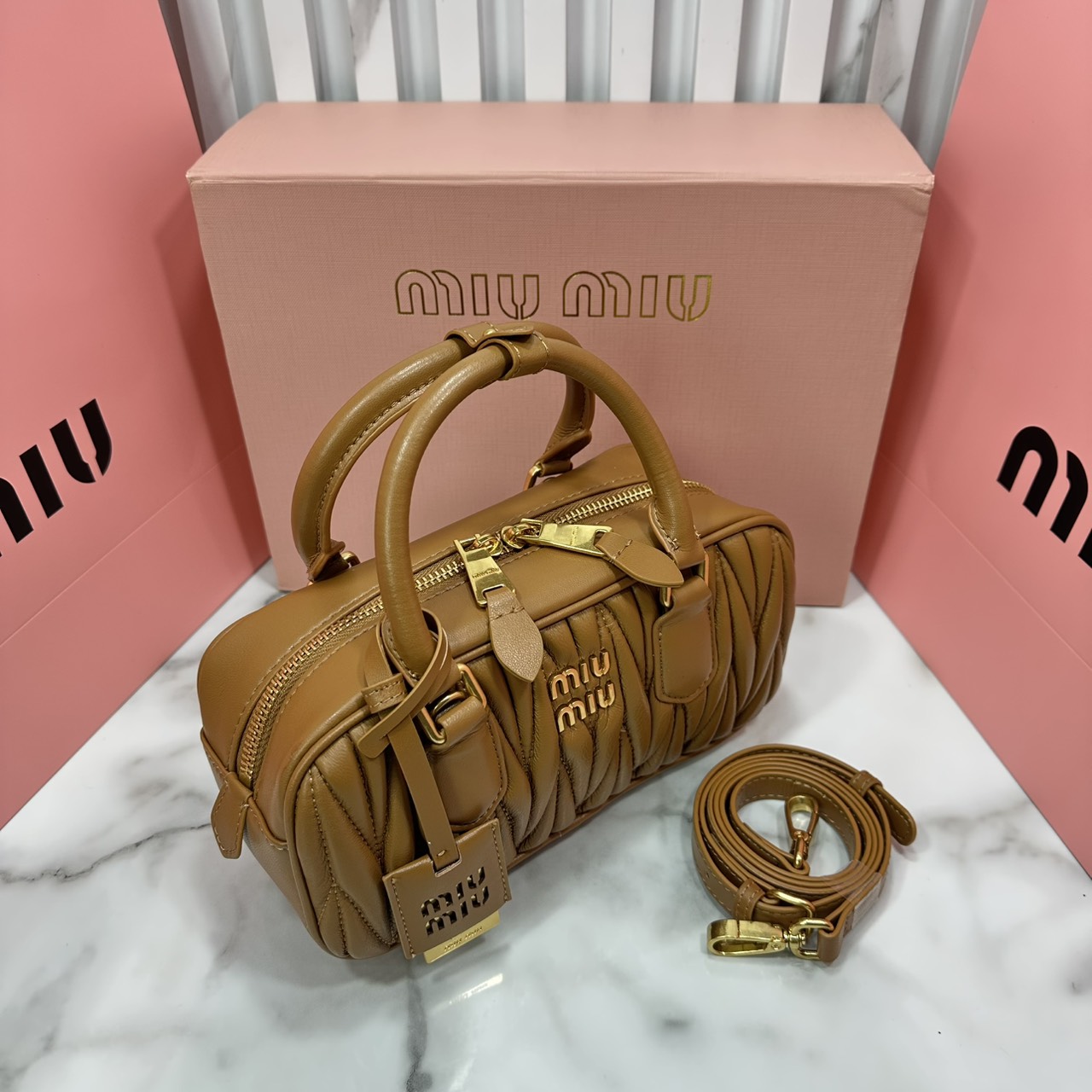 ORI หนังแท้ | MIU MIU Arcadie matelassé nappa leather bag Small 22cm กระเป๋าสะพายทรงโฮโบลุคลูกคุณหรูหราด้วยดีไซน์จับจีบนูนลวดลายสามมิติซับซ้อนเป็นเอกลักษณ์ น่ารักๆเก๋ๆ สวยดูแพง หูจับในตัวง่ายและสะดวกพกพา