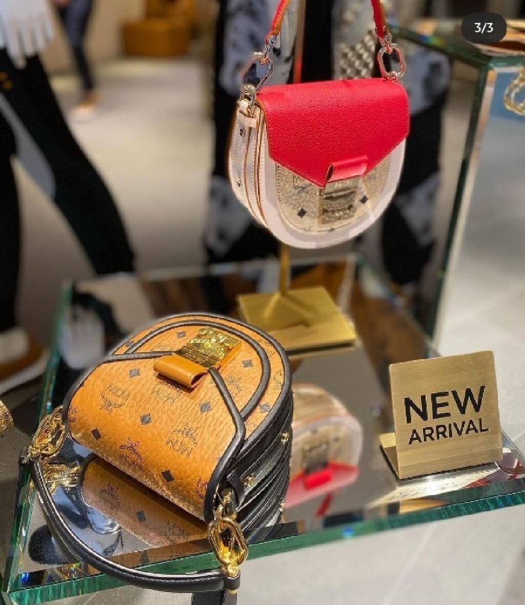 M.C.M MINI PATRICIA SHOULDER BAG IN VISETOS LEATHER BLOCK อัพเลเวลกระเป๋าของคุณด้วยไอเท็มนี้ไปเลยจ้า กระเป๋าสะพายทรง saddle ที่เก๋ไม่ซ้ำใคร ดีไซน์ขอบสีดำเพิ่มความยูนิค สวยสะดุดตา วัสดุหนังแคนวาสคุณภาพดี มาพร้อมสายสะพายหนังสีดำเรียบ และหูจับในตัว ทำให้ใช้ง