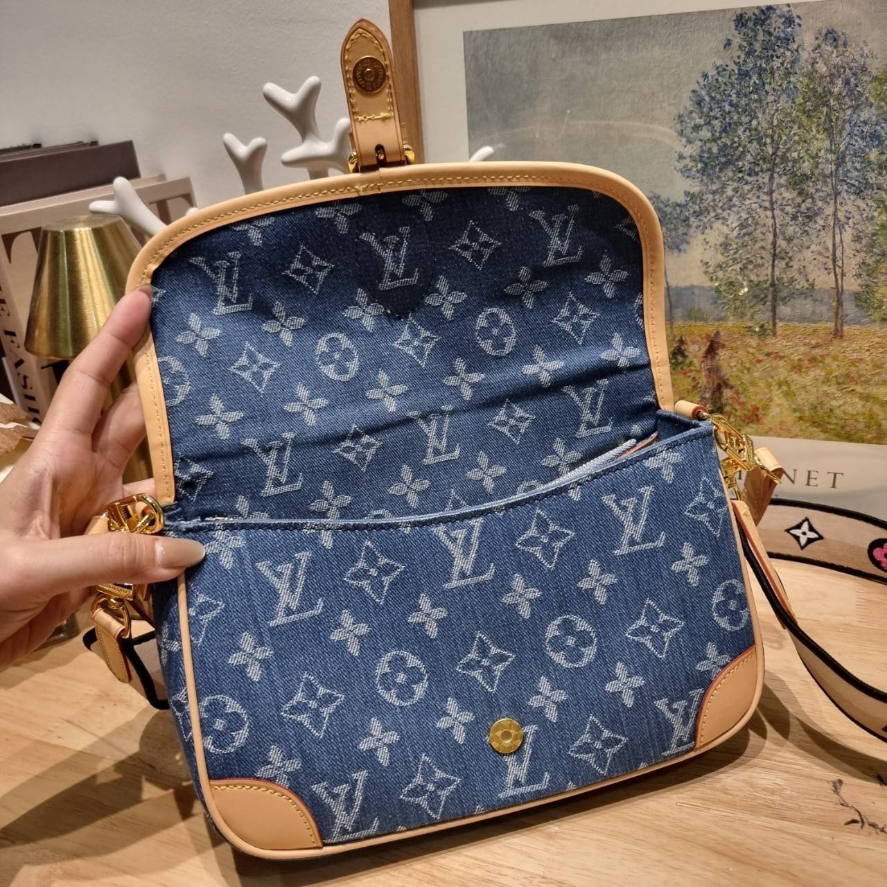 LV diane monogram denim bag กระเป๋ามัลติฟังก์ชั่น ดีไซน์ใหม่ ออกมาได้น่ารักน่าใช้มากๆ สียีนส์สวยมีเสน่ห์ มีสายมาให้ถึง 2 แบบ สายหนังคล้องไหล่ได้ ปรับสะพายข้างได้ และสายสปอร์ตครอสบอดี้ได้