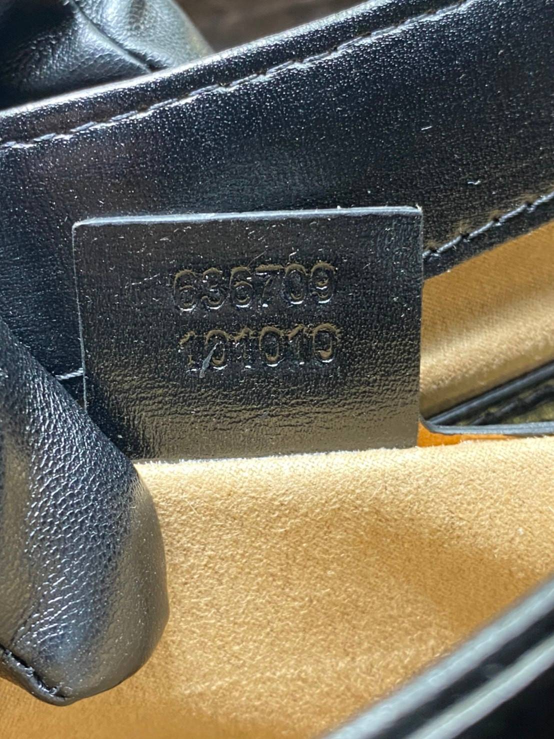 VIP GIFTbag 】หนังแท้ GUCCI Jackie 1961 mini shoulder bag กระเป่ารุ่นฮิตจาก Gucci ต้องบอกเลยว่าสำหรับสาวๆหลายคนนั้น ที่ชื่อชอบ หรือเป็นสาวกกลับแบรนด์อย่าง Gucci ต้องบอกเลยนะว่าสำหรับรุ่นนี้ห้ามพลาดไปทีเดียว บอกว่าได้เป็นตำนานควาวินเทจได้อย่างดี โดยขนาดของต