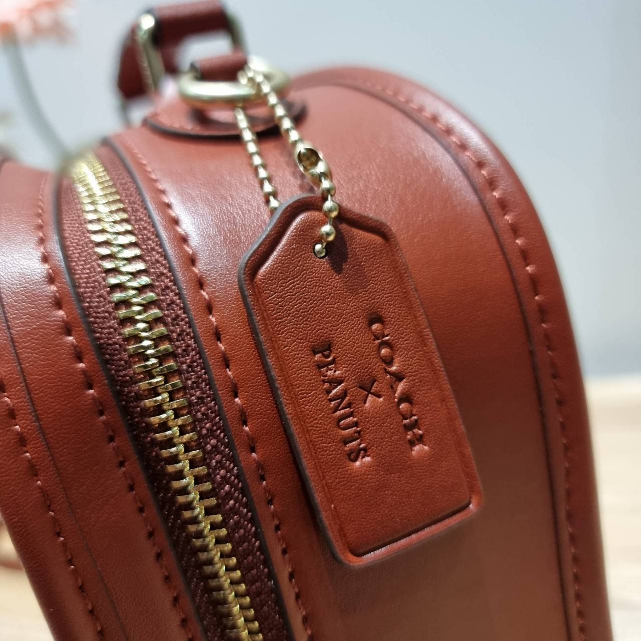 CE847 COACH x PEANUTS LUNCH PAIL IN SIGNATURE CANVAS WITH PATCHES คอลเลคชั่นใหม่ น่ารักน่าใช้ กับกระเป๋าสะพายสวยอยู่ทรง ดีไซน์ตกแต่งแพทช์ลวดลายการ์ตูนยอดฮิต