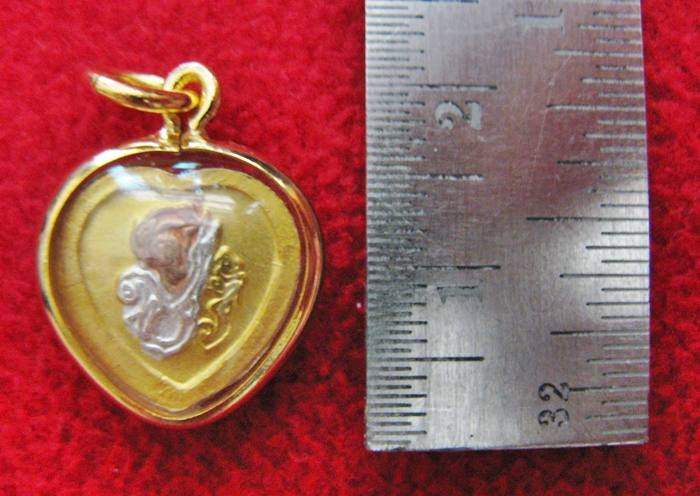 จี้เสด็จพ่อร.5เนื้อสามกษัตริย์รูปหัวใจประดับเพชรเลี่ยมทองไมครอนพร้อมใบคาถาค่ะ