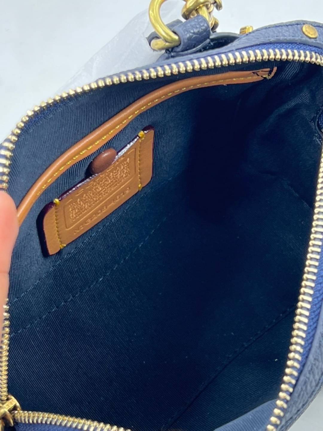 COACH LARK BAG 19 IN SIGNATURE JACQUARD พร้อมส่งที่ไทย สวยก่อนใครแน่นอนค่ะ กระเป๋าสะพายข้าง//ครอสบอดี้ร์ วัสดุหนังแท้+Jacqurd ได้ลงตัวสวยงามมากๆค่ะ มีช่องใส่ของจุกจิกทั้งด้านหน้าและหลัง ;เปิดปิดกระเป๋าแบบซิปคู่ ภายในสามารถใส่กระเป๋าเงินใบกลางได้;มือถือได้