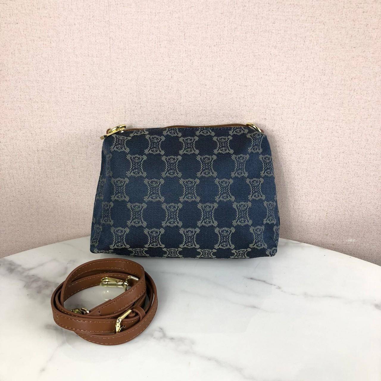 กระเป๋าสะพาย CELINE ซื้อ 1 ได้ถึง 2 ชิ้น เปิด - ปิดกระเป๋าด้วยซิป ด้านในโล่งกว้าง มีช่องซิป 1 ช่อง หูจับสูง 26 cm แถมกระเป๋าใบเล็กอีก 1 ใบ เปิด - ปิดด้วยซิป มาพร้อมสายสะพาย สามารถถอดและปรับได้ 3 ระดับค่ะ