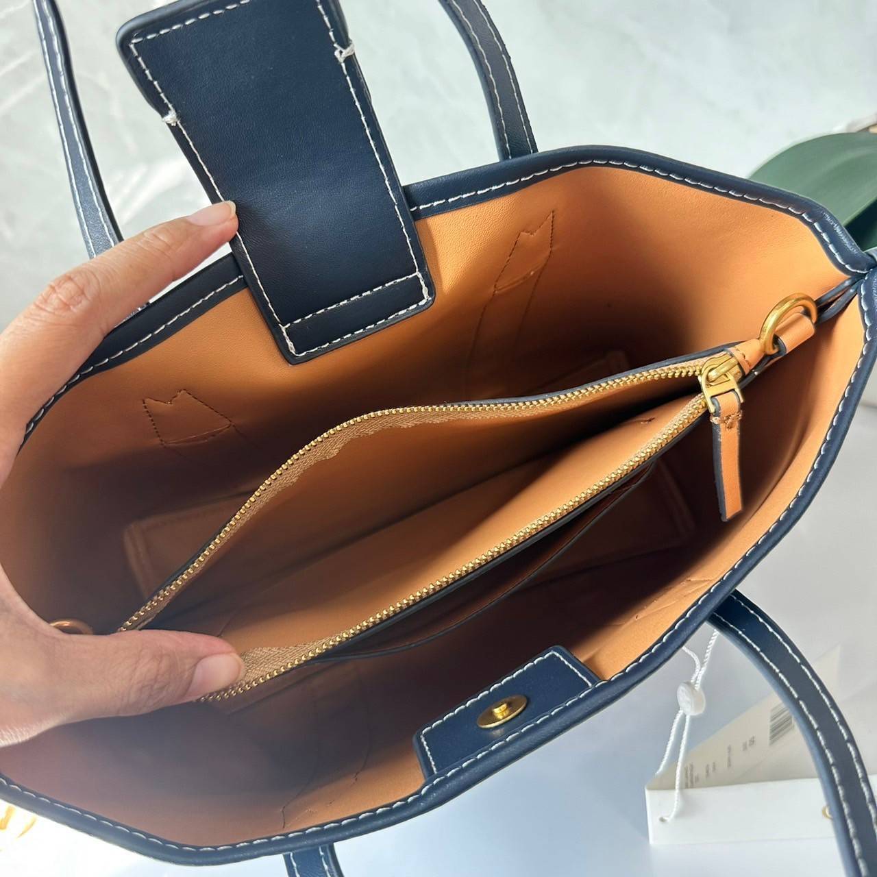 TORY BURCH PERRY DENIM TRIPLE-COMPARTMENT SMALL TOTE BAG กระเป๋าคล้องแขนและสะพายไหล่ทรงโท้ท คอลเลคชั่นใหม่ล่าสุด สวยหรู ลุคคุณนาย