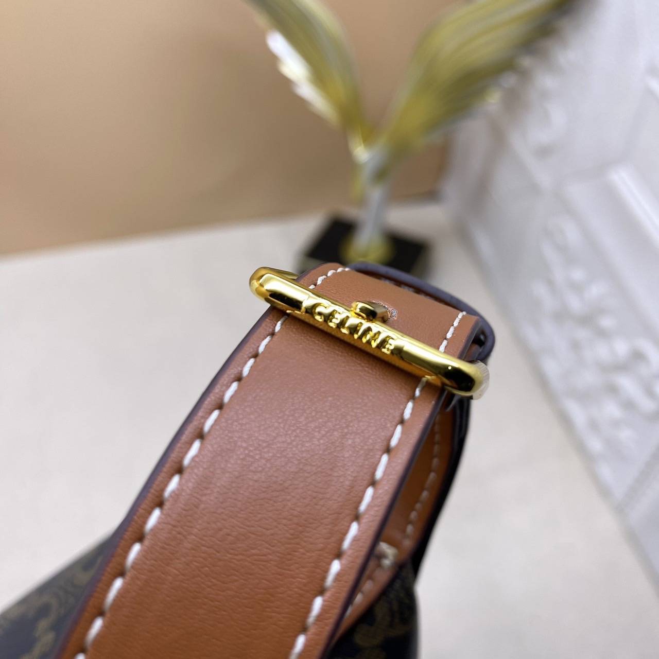 CELINE HOBO / CELINE HELOISE BAG IN SUPPLE CALFSKIN ไปตามตาลิซกัน ^^ เดอะเบสท์เซลเลอร์ต้องยกให้ กับกระเป๋าสะพาย ฟังก์ชั่นสุดเลิศ จุของได้เยอะ ดีไซน์รูปทรงใช้งานง่าย