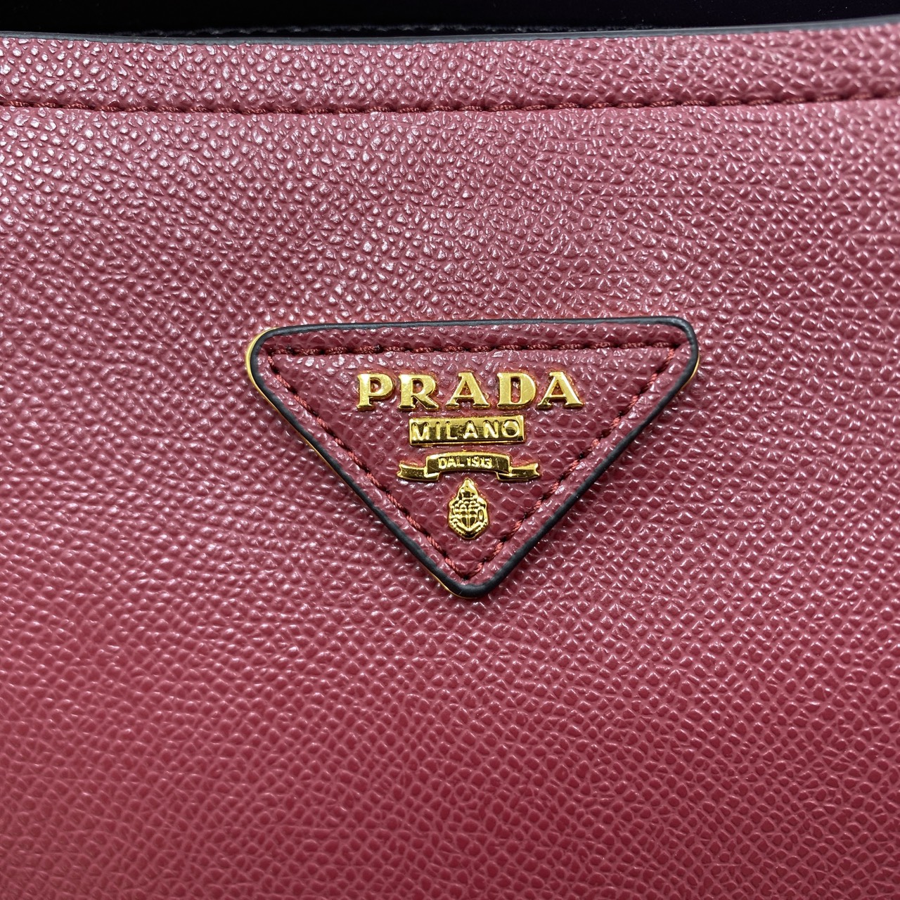ORI หนังแท้ | Prada Matinee Medium Saffiano Leather Bag 28cm กระเป๋าสะพายทรงโฮโบสวยหรู ดีไซน์เรียบหรูตามแบบฉบับแบรนด์ ยังคงความเรียบแต่มากไว้อย่างหรูหราลงตัว ใช้งานได้หลากหลายโอกาส