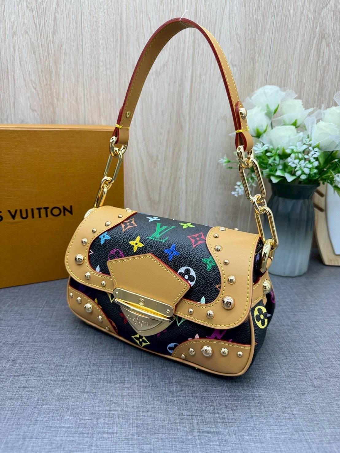 ORI หนังแท้ | Lv Marilyn White Multicolor Monogram Canvas Shoulder Bag กระเป๋าสะพายสไตล์วินเทจ ดีไซน์สีสันสดใสน่ารัก มีชีวิตชีวา โดดเด่นด้วยตัวล็อคด้านหน้าแบบกดขนาดใหญ่ จะถือแบบคล้องแขนหรือสะพายไหล่ก็ได้