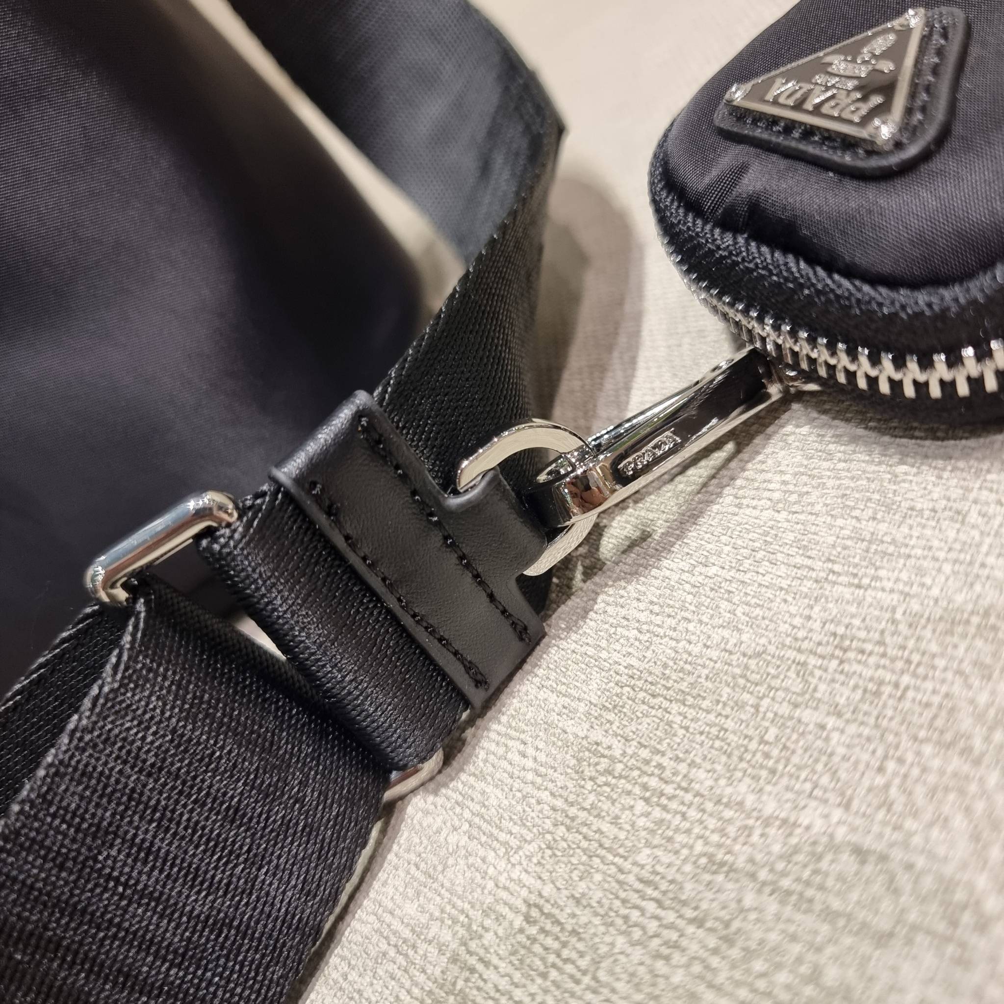 PRADA RE-NYLON AND LEATHER SHOULDER BAG ถึงเวลาของหนุ่มกันแล้ว!! ไอเท็ม best seller ที่เตรียมขึ้นแท่นรุ่นหายาก เท่ คูล ดูดี ไม่เกร่อ กระเป๋าสะพายข้าง รูปทรงเรขาคณิต ดีไซน์เรียบง่าย แต่มีความหรูในตัว วัสดุผ้าไนล่อนคุณภาพ พร้อมใบลูก ไว้ใส่เหรียญ ใส่กุญแจได้