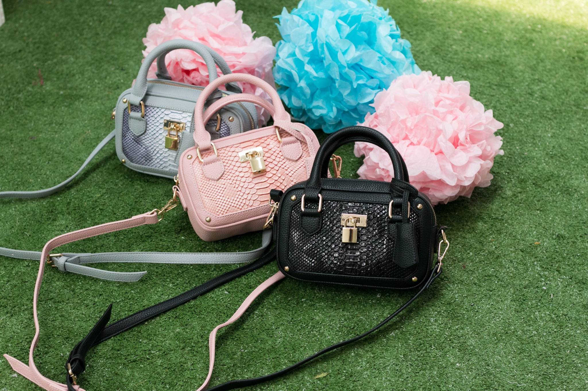 New arrival! KEEP Fancy shoulder bag กระเป๋า ถือ/ สะพาย ขนาดมินิ ตัดหน้งลายงู น่ารักมากคะ ใบนี้ ห้ามพลาดเลย การันตี ความสวย สะพายได้ทุก Look รุ่นนี้ มี 3 สี ดำ เทา ชมพู ภายใน สามารถใส่ โทรศัพท์ ได้ทุกรุ่น มีช่องแบ่งเก็บของ 2 ด้าน น้ำหนักเบา สายสะพาย ปรับไ