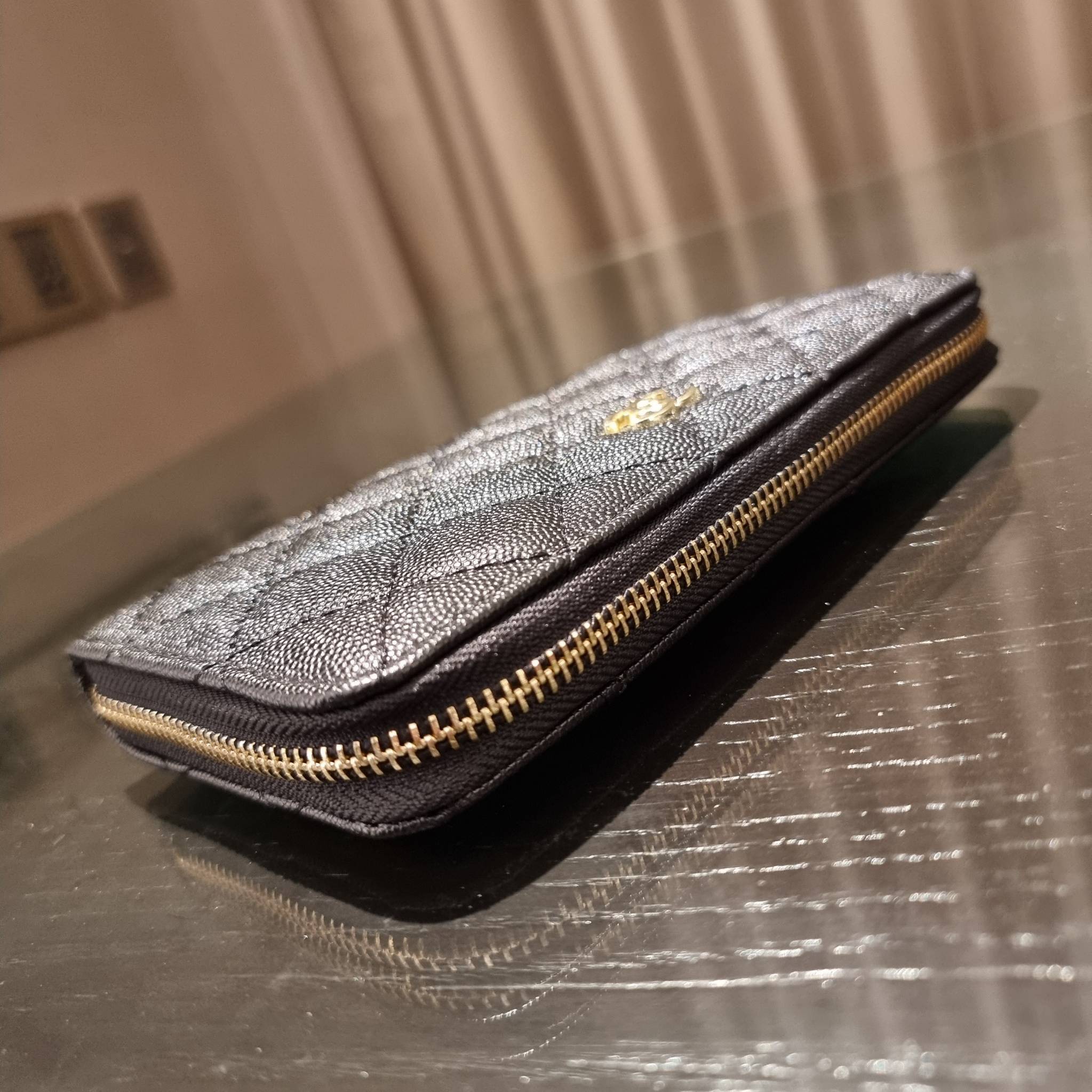 VIP 】กระเป๋าสตางค์ใบยาวรุ่นซิปรอบ สวยรับทรัพย์จาก Chanel วัสดุหนังลายคาร์เวีย ใช้แล้วขับผิวสุดๆ เปิด-ปิดด้วยซิปรูดรอบใบ ใช้งานง่าย ภายในกระเป๋ามีช่องใส่บัตรได้ ใส่ธนบัตรหรือเหรียญได้ มีช่องซิปแยกอีกหนึ่งช่อง ดีไซน์เรียบหรูแบบนี้ สาวๆห้ามพลาดกันน้า!! ซื้อใ