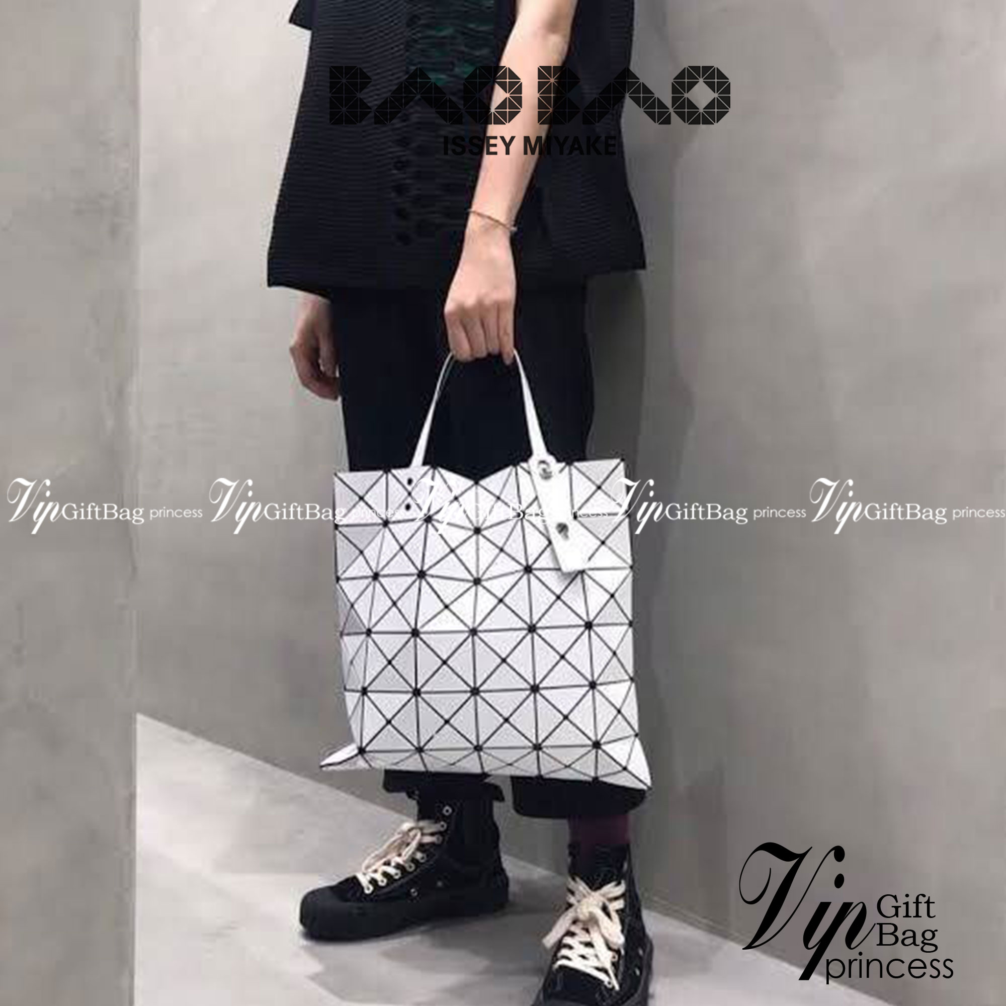 BAO BAO ISSEY MIYAKE TOTE BAG (6x6) กระเป๋าสะพายไหล่ ใบใหญ่ ทรงโท้ท จุดเด่นคือ ปรับได้หลายทรงตามเอกลักษณ์เฉพาะของแบรนด์นี้ ด้านในใส่ของได้เยอะมาก ใส่ไอแพด สมุดโน้ตได้สบายเลย พร้อมช่องซิปใส่ของให้อีกหนึ่งช่อง วัยทำงานหรือวัยนักศึกษา อย่างน้อยต้องมีแบรนด์นี