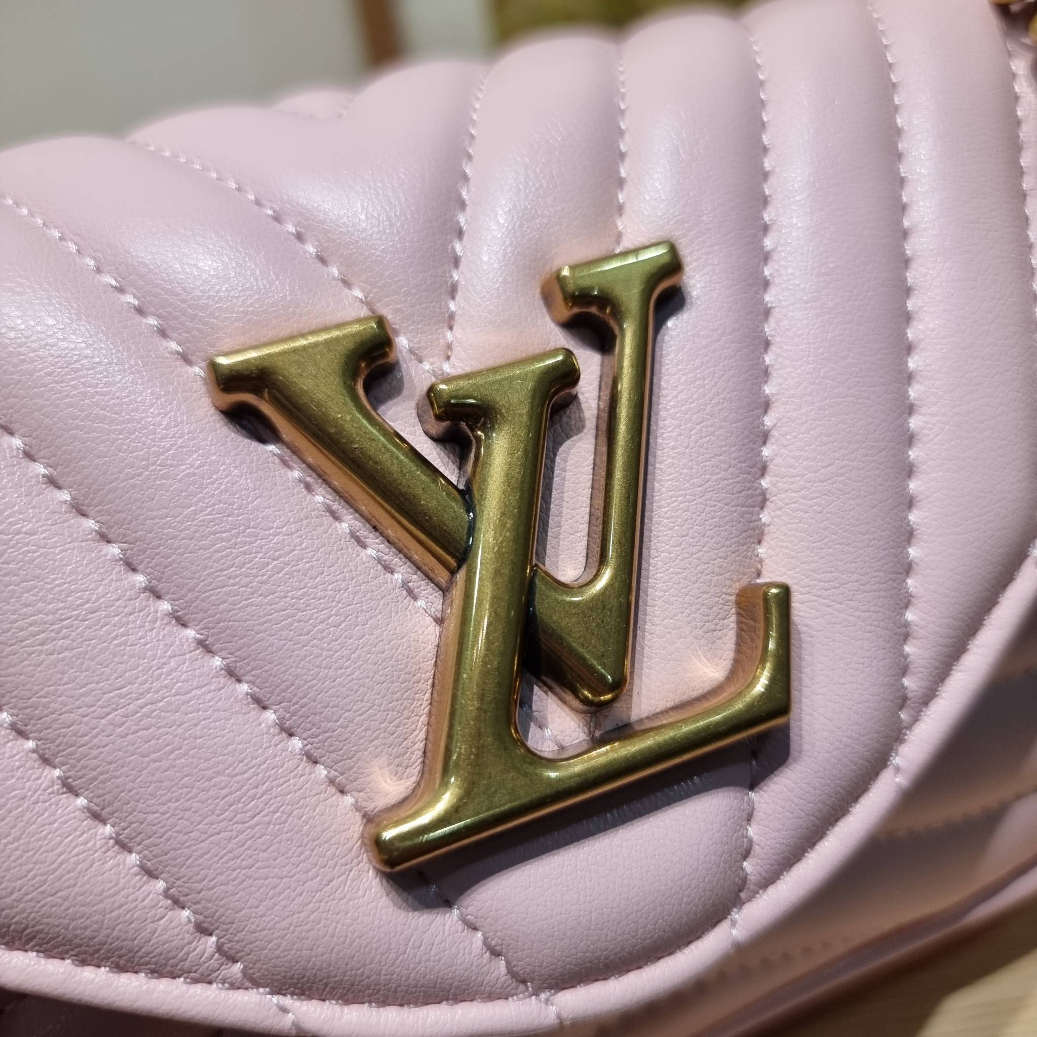 LV new wave pochette multi bag กระเป๋าสะพายมัลติฟังก์ชั่น มาพร้อม box set รับรองว่าดีงาม ลูกเล่นคลาสสิคผสานความวินเทจ มีสายสะพายให้ 2 เส้น และกระเป๋าใบลูก เล็กน่ารัก