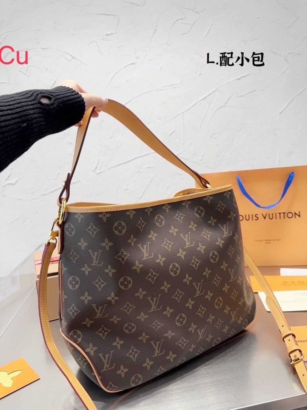 LV Monogram Delight Canvas Tote Bag กระเป๋าทรงโท้ทใบใหญ่ เอาใจสายแบกที่แท้ทรู จุของได้เยอะจุใจ แต่ยังคงความสวยคลาสสิกไม่มีเอาท์ เป็นใบโปรดที่หยิบใช้ได้บ่อย ตอบโจทย์ของใช้จริงจังทุกสิ่งอย่าง