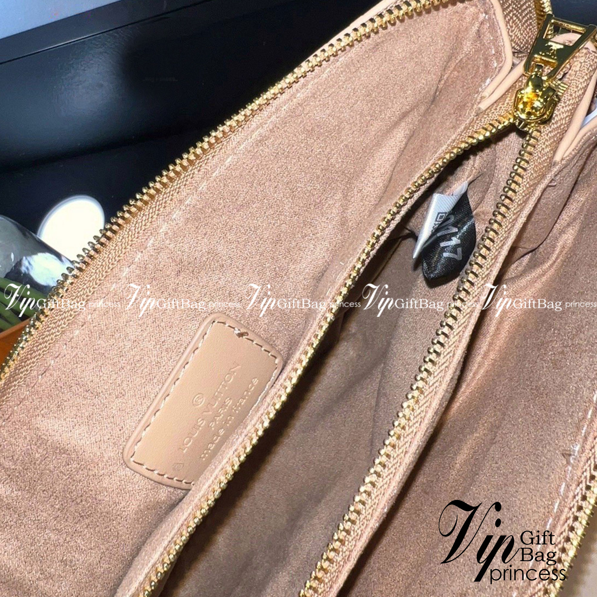 LV HANDLE POUCH MONOGRAM / LV Coussin PM Bag กระเป๋าสะพายกึ่งคลัชท์ สุดล้ำ มาแรงมาก ด้วยความสวยปังตั้งแต่แรกเห็น วัสดุหนังแกะสังเคราะห์ปั๊มลายสวยคม มาพร้อมสาย 2 เส้น เลิศๆ มีสายโซ่ที่มีดีเทลละเอียดไม่ซ้ำ และสายสปอร์ตครอสบอดี้ ที่จะคล้องไว้ทั้งสองเส้นก็ดีง