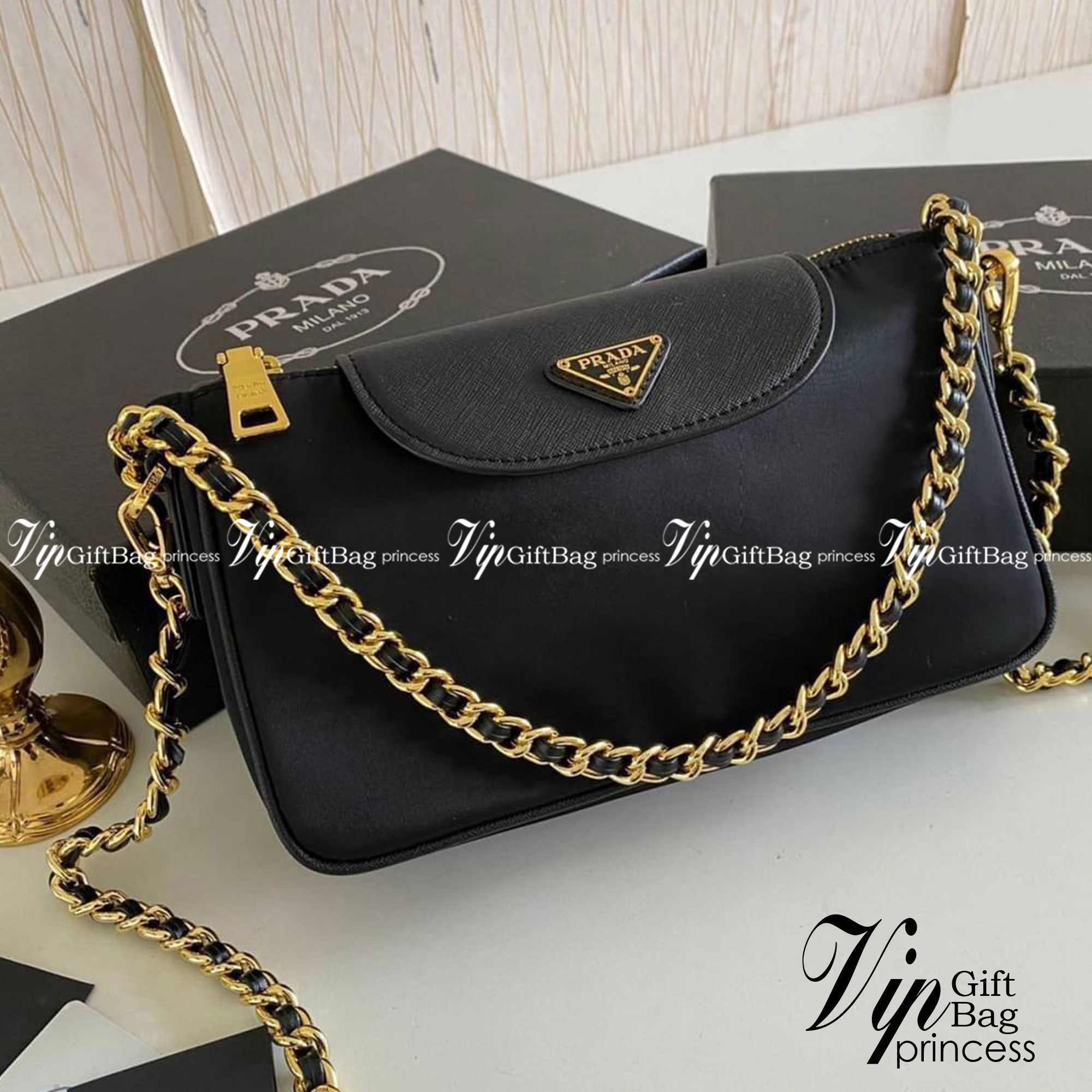 PRADA Tessuto Nylon Convertible Clutch Sling Bag / PRADA nylon crossbody bag เกรดใช้สลับใบจริง หนังแท้ ออริจินอล ใช้งานต่างประเทศได้ รุ่นในตำนานจริงๆ ค่ะ ณ ปัจจุบันยังสวยอยู่ และยังเป็นรุ่นนี้ลูกค้าเรียกร้องตลอดจริงๆ อะไหล่ โซ่เงาสวย