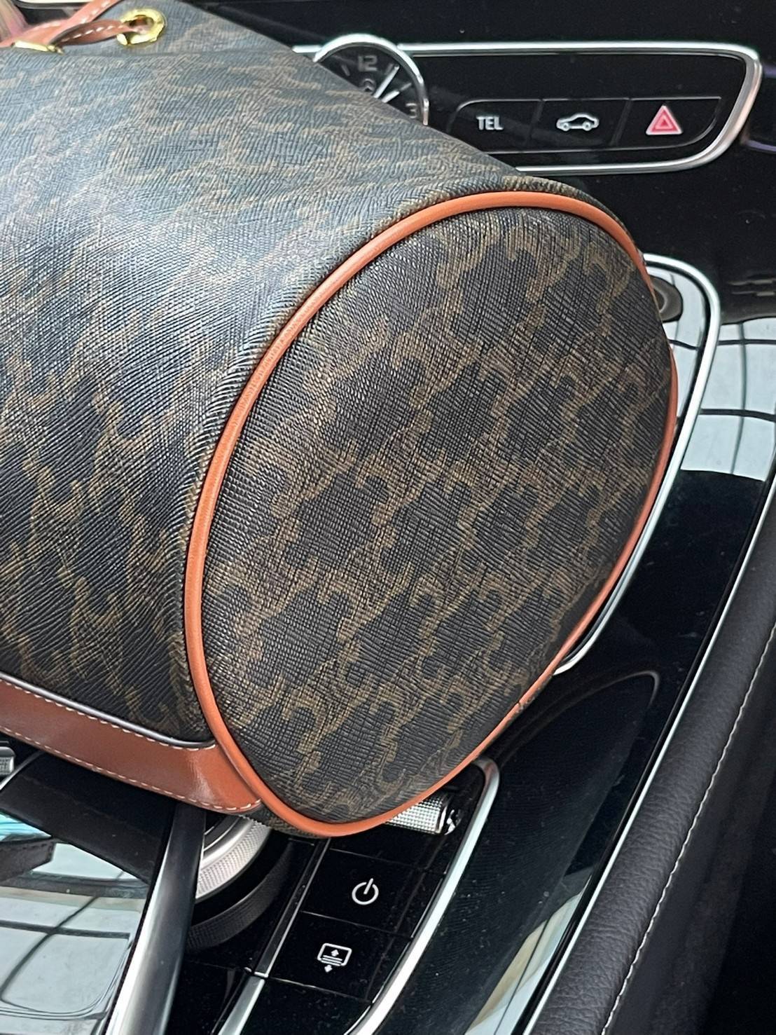 CELINE SMALL DRAWSTRING BAG IN TRIOMPHE ในรุ่นนี้ได้รับคำชื่นชมจากแฟชั่นกูรูทั้งหลาย เนื่องจากมีรูปทรงที่สุดแสนจะเรียบง่าย มีช่องใส่ของที่กว้าง ตัวกระเป๋าเป็นแบบหูรูด ช่วยให้เปิด-ปิดง่าย สะดวกต่อการใช้งาน สายสะพายปรับความยาวได้ตามความเหมาะสม โลโก้บนรอบตัว